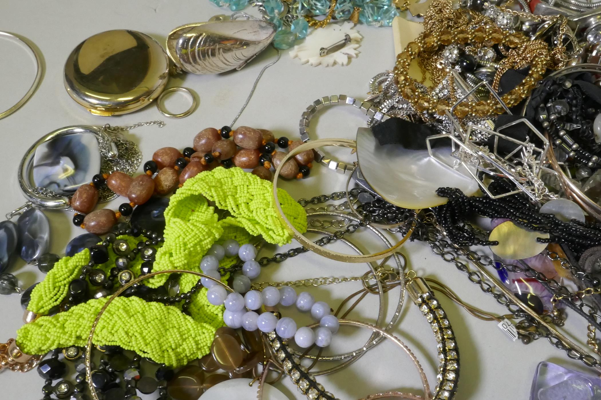 A quantity of costume jewellery - Image 5 of 6