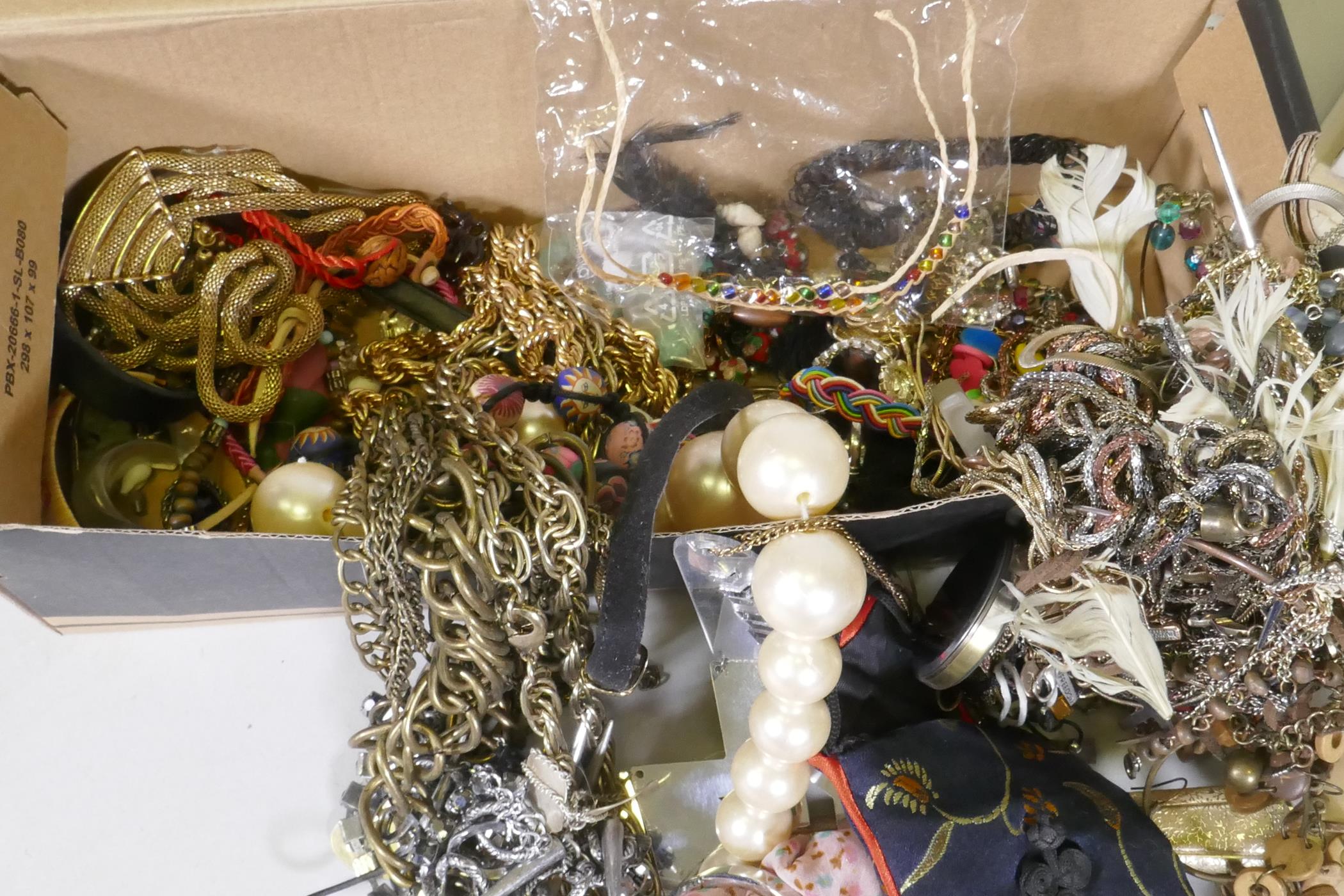 A quantity of costume jewellery etc - Image 4 of 4