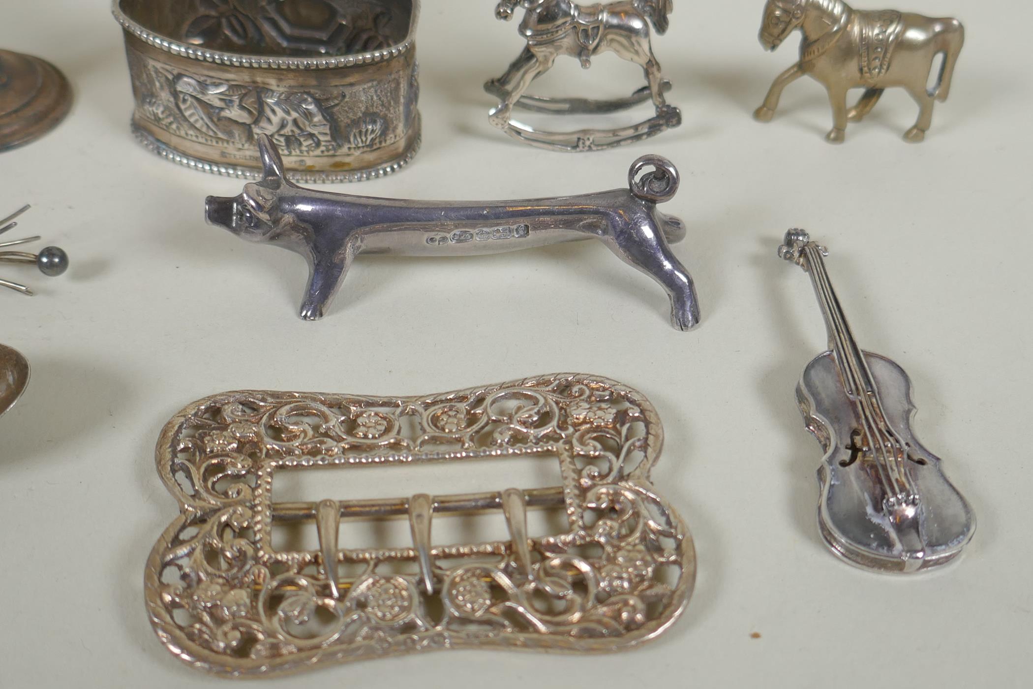 A quantity of silver items to include belt buckles, napkin rings, cups, knife rests, etd, 230g, - Image 6 of 8