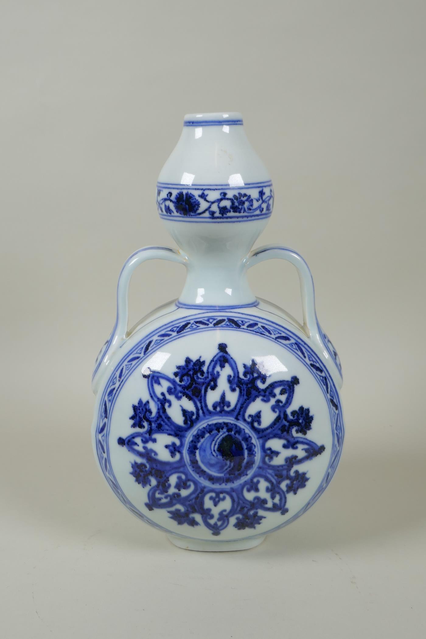 A Chinese blue and white porcelain garlic head shaped flask with two handles and yin yang - Image 3 of 6