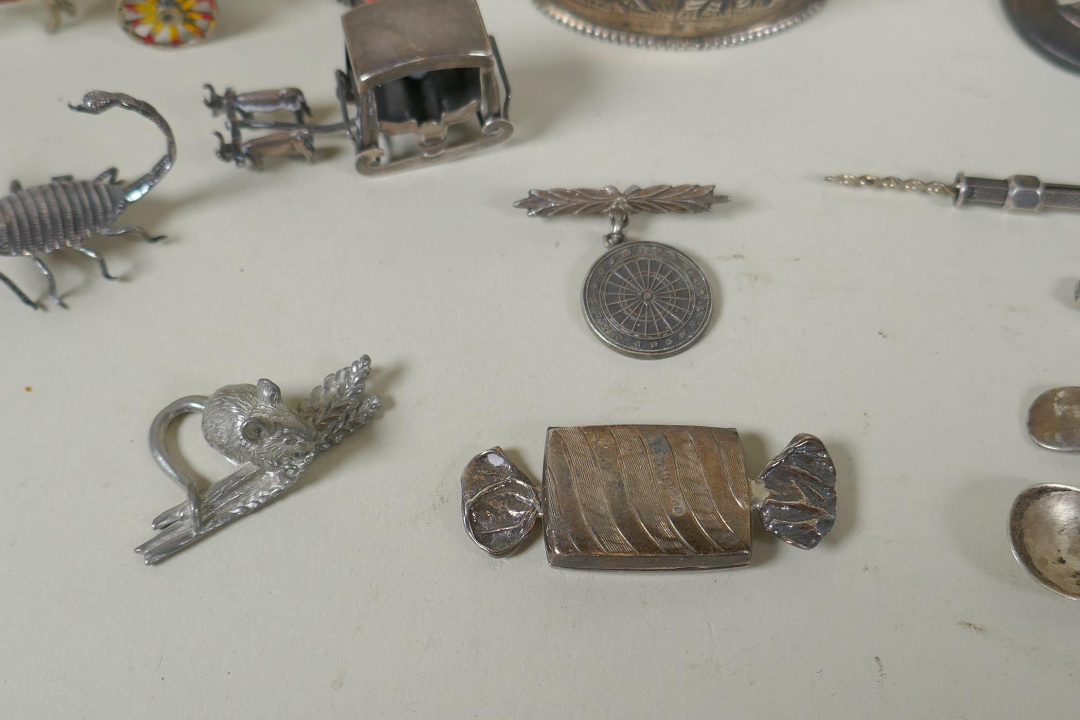 A quantity of silver items to include belt buckles, napkin rings, cups, knife rests, etd, 230g, - Image 4 of 8