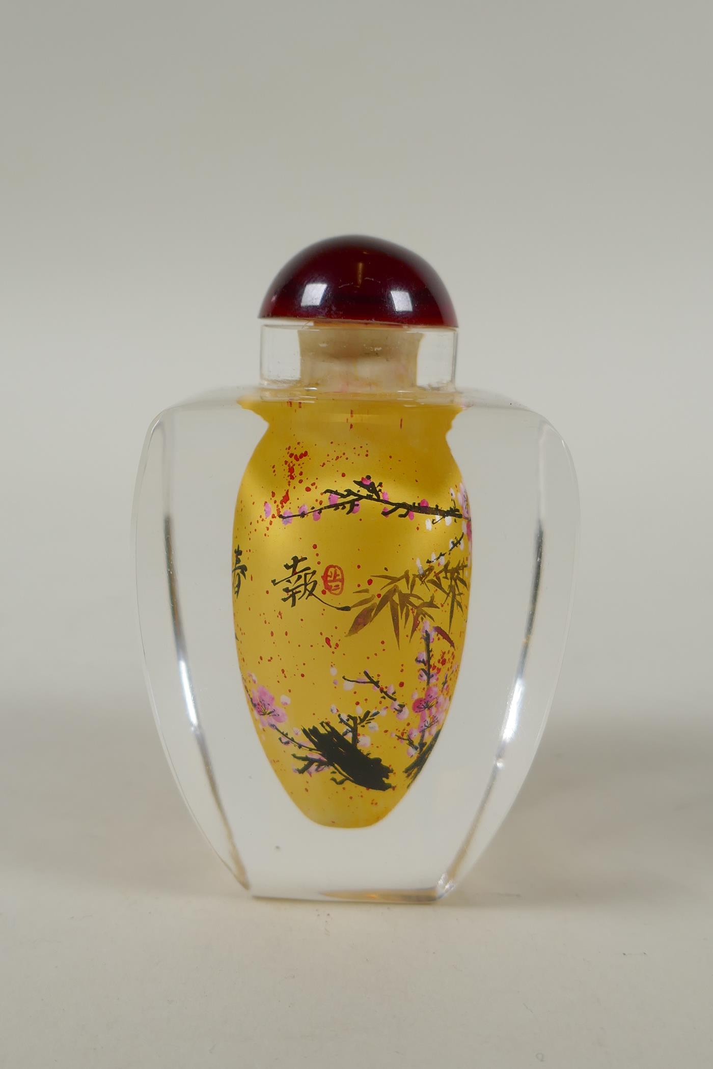 A Chinese reverse painted glass snuff bottle decorated with a branch in bloom, 9cm high - Image 5 of 7