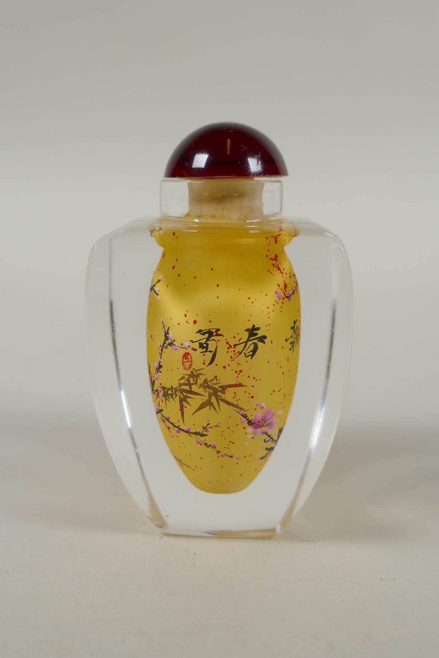 A Chinese reverse painted glass snuff bottle decorated with a branch in bloom, 9cm high - Image 4 of 7