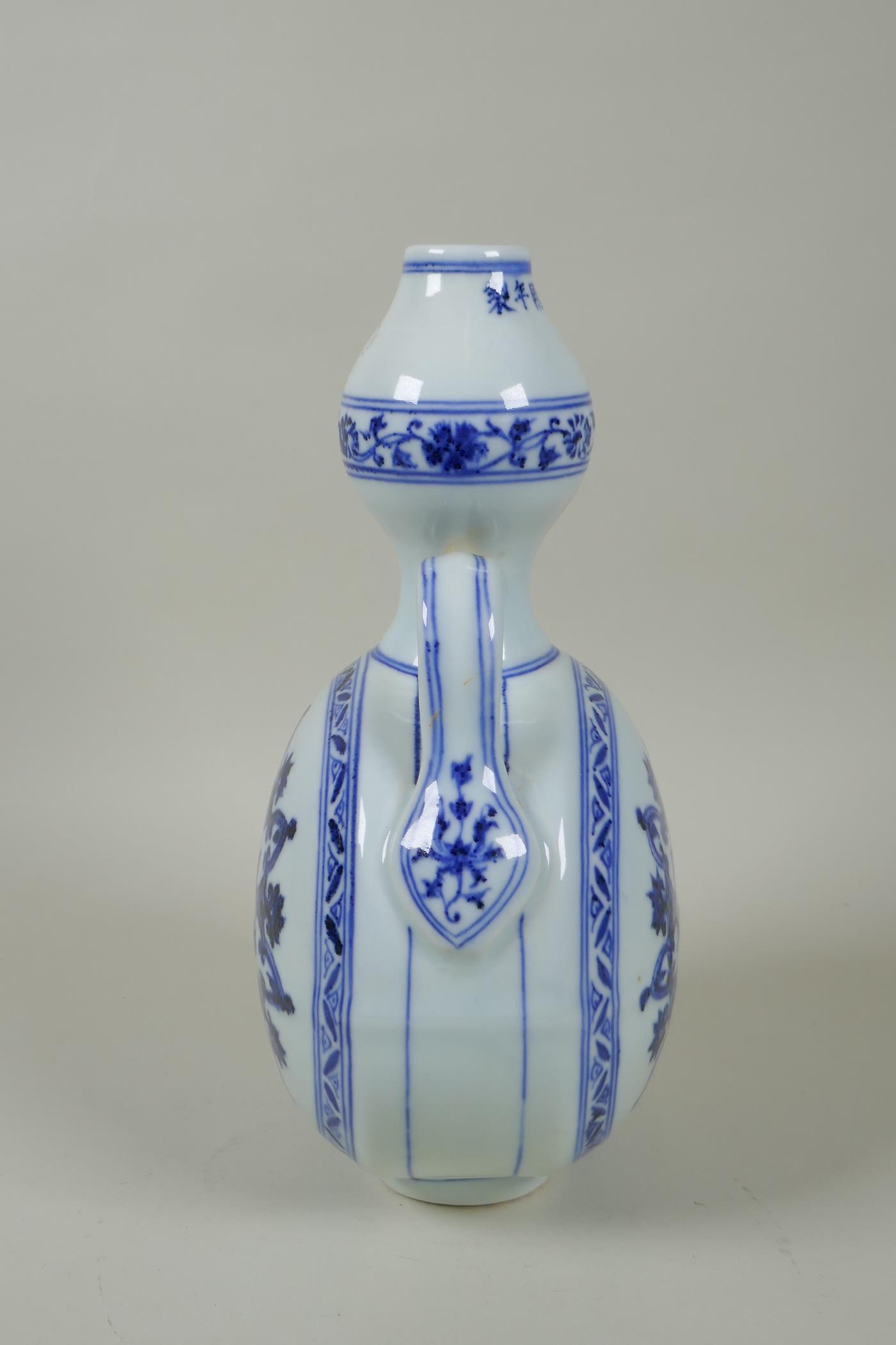 A Chinese blue and white porcelain garlic head shaped flask with two handles and yin yang - Image 4 of 6