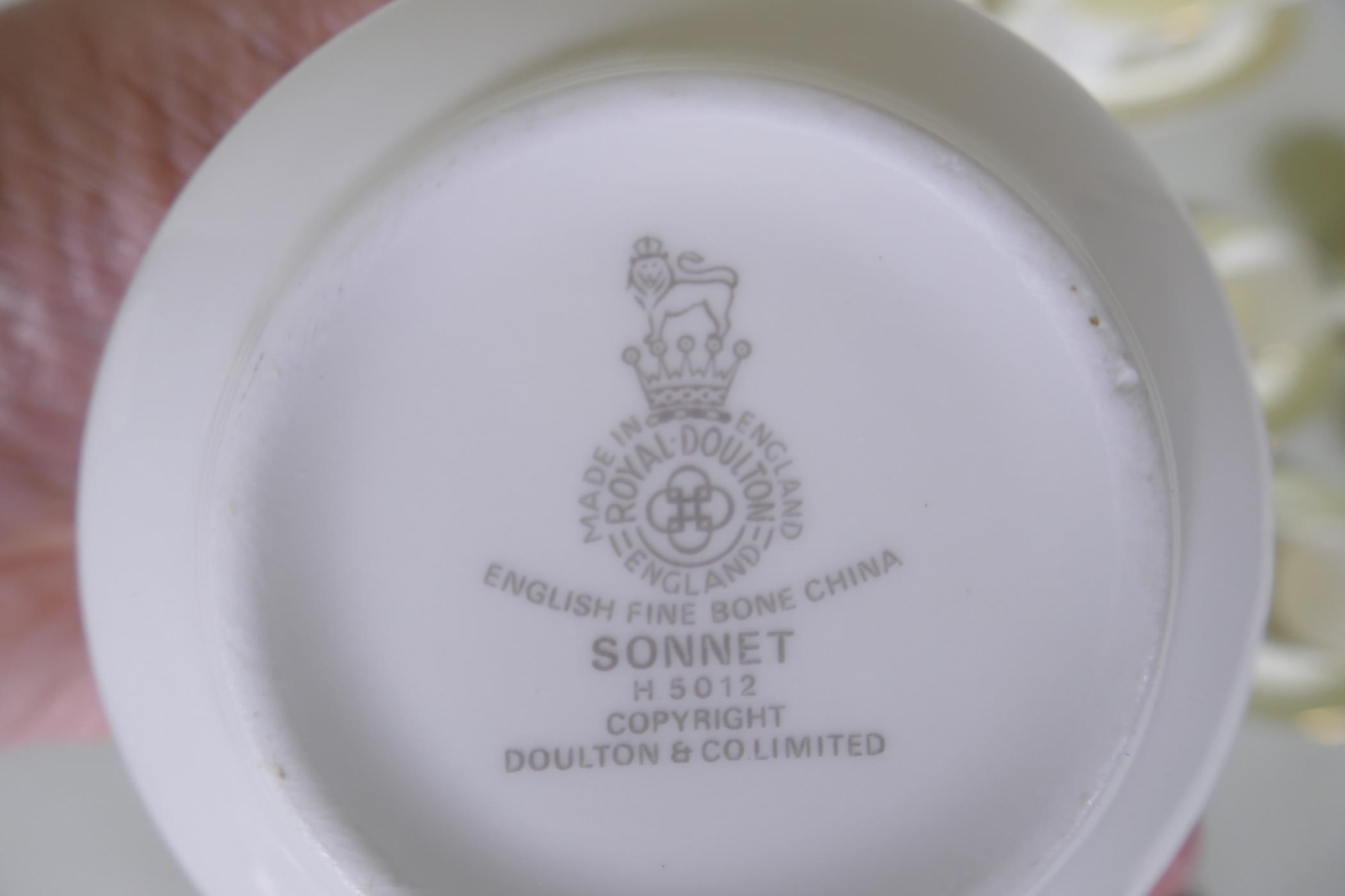 A Royal Doulton  'Sonnet' pattern ten place tea and dinner service, including two tazzas, meat dish, - Image 7 of 7