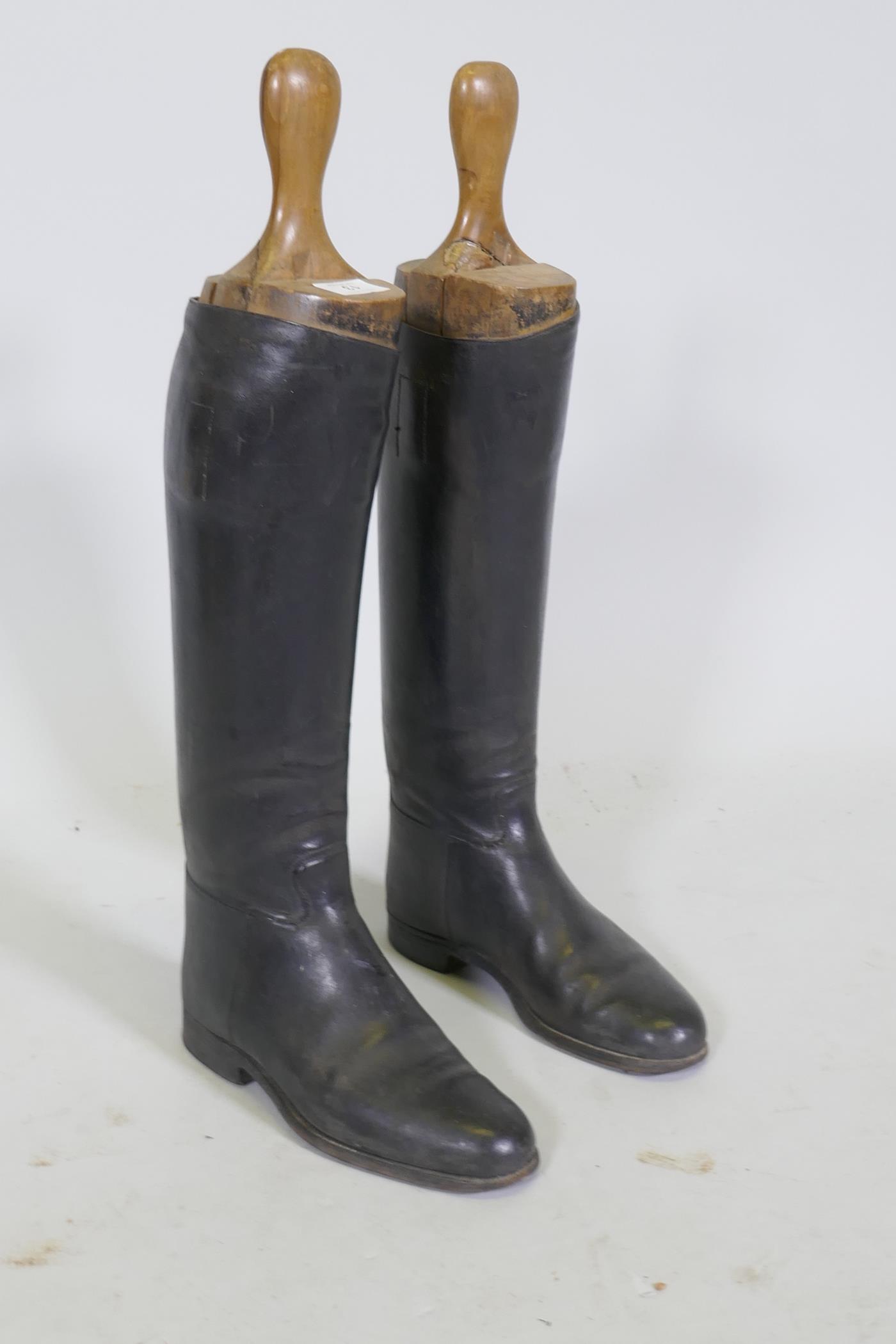 A pair of vintage black leather riding boots, with beech trees, 26cm long