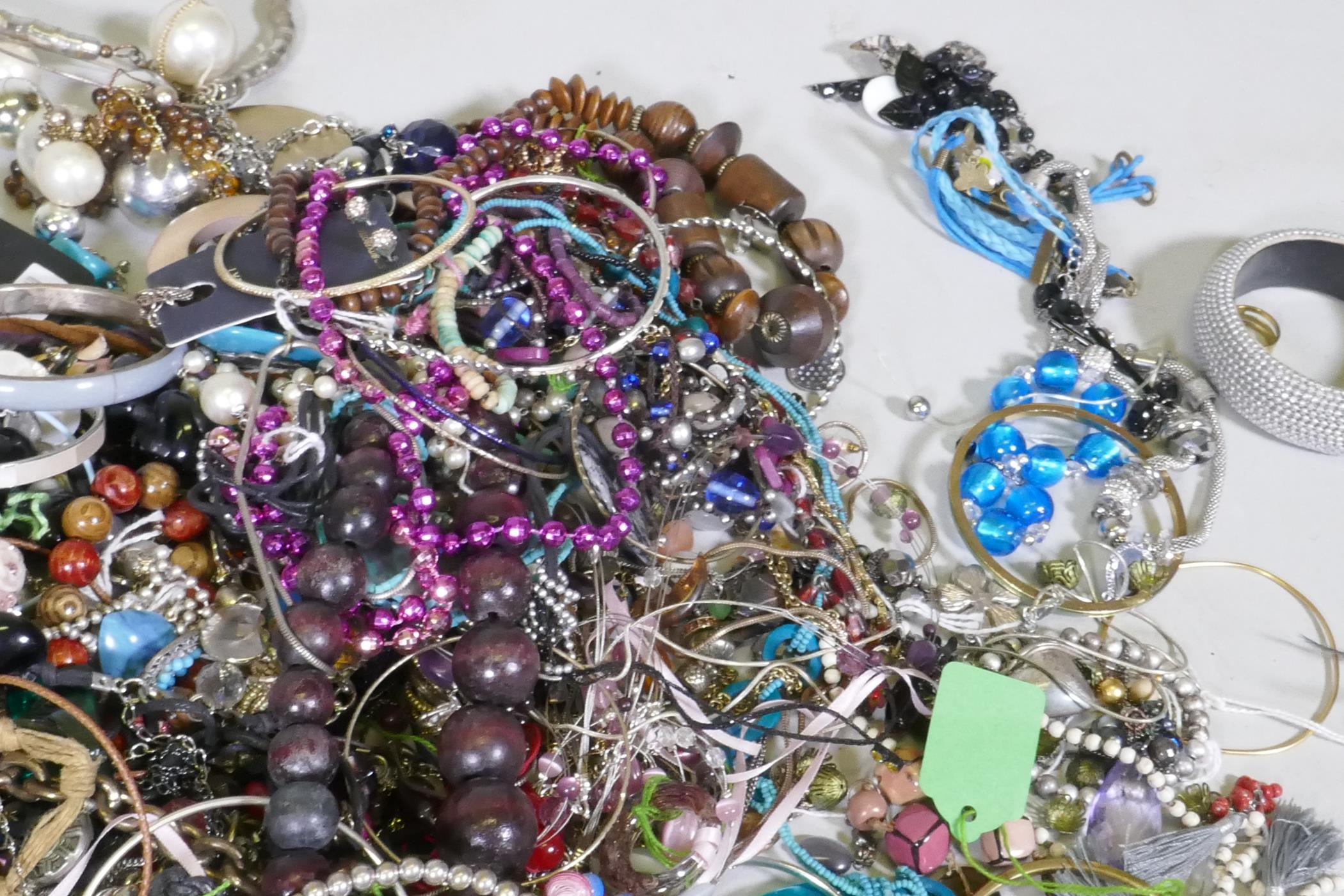 A quantity of costume jewellery - Image 10 of 10