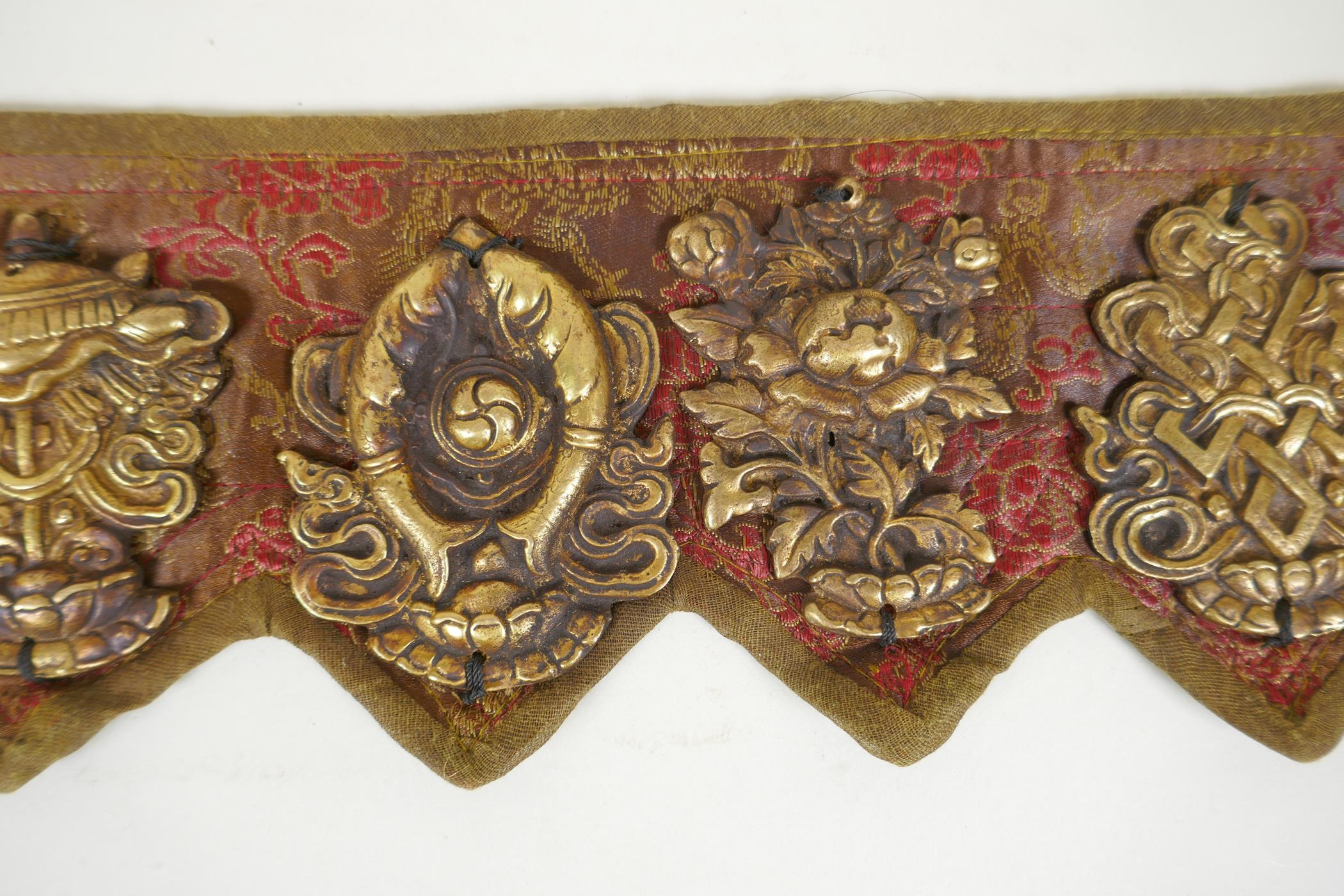 A Tibetan silk and linen belt with bronze mounts depicting the eight Buddhist treasures, 72cm long - Image 4 of 5
