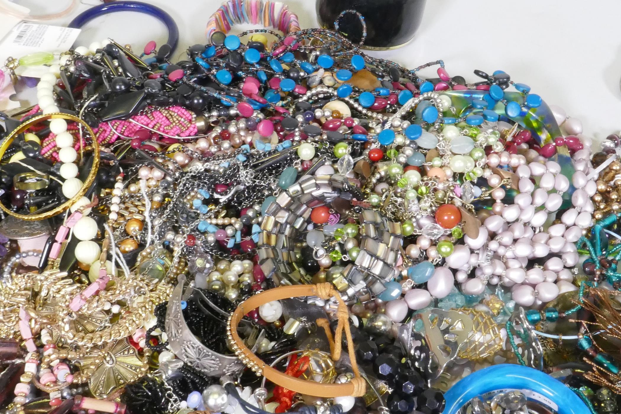 A quantity of costume jewellery - Image 9 of 10