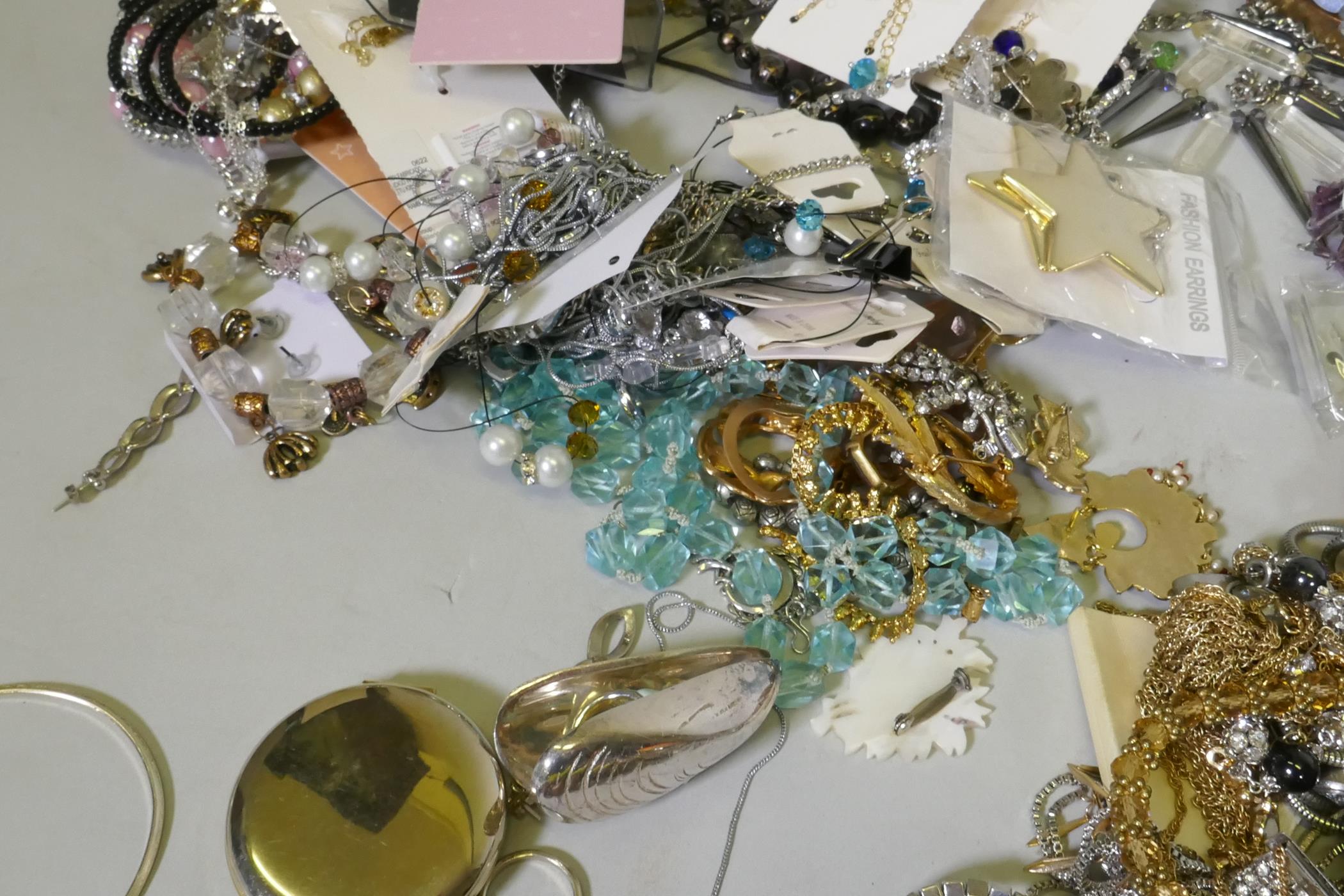 A quantity of costume jewellery - Image 4 of 10