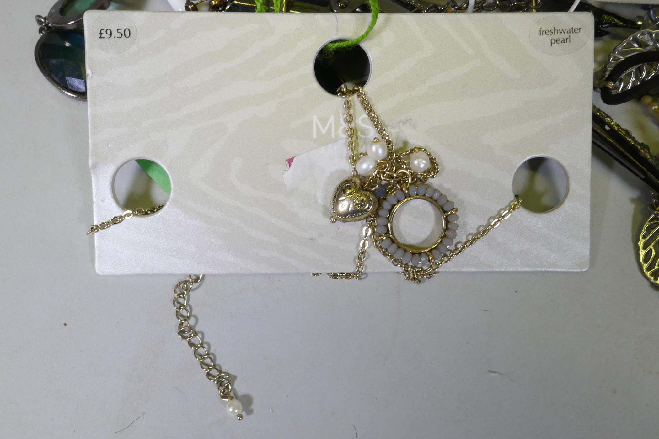 A quantity of costume jewellery - Image 8 of 10