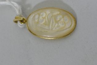 An 18ct gold pendant set with Mother of Pearl, 3.1g gross