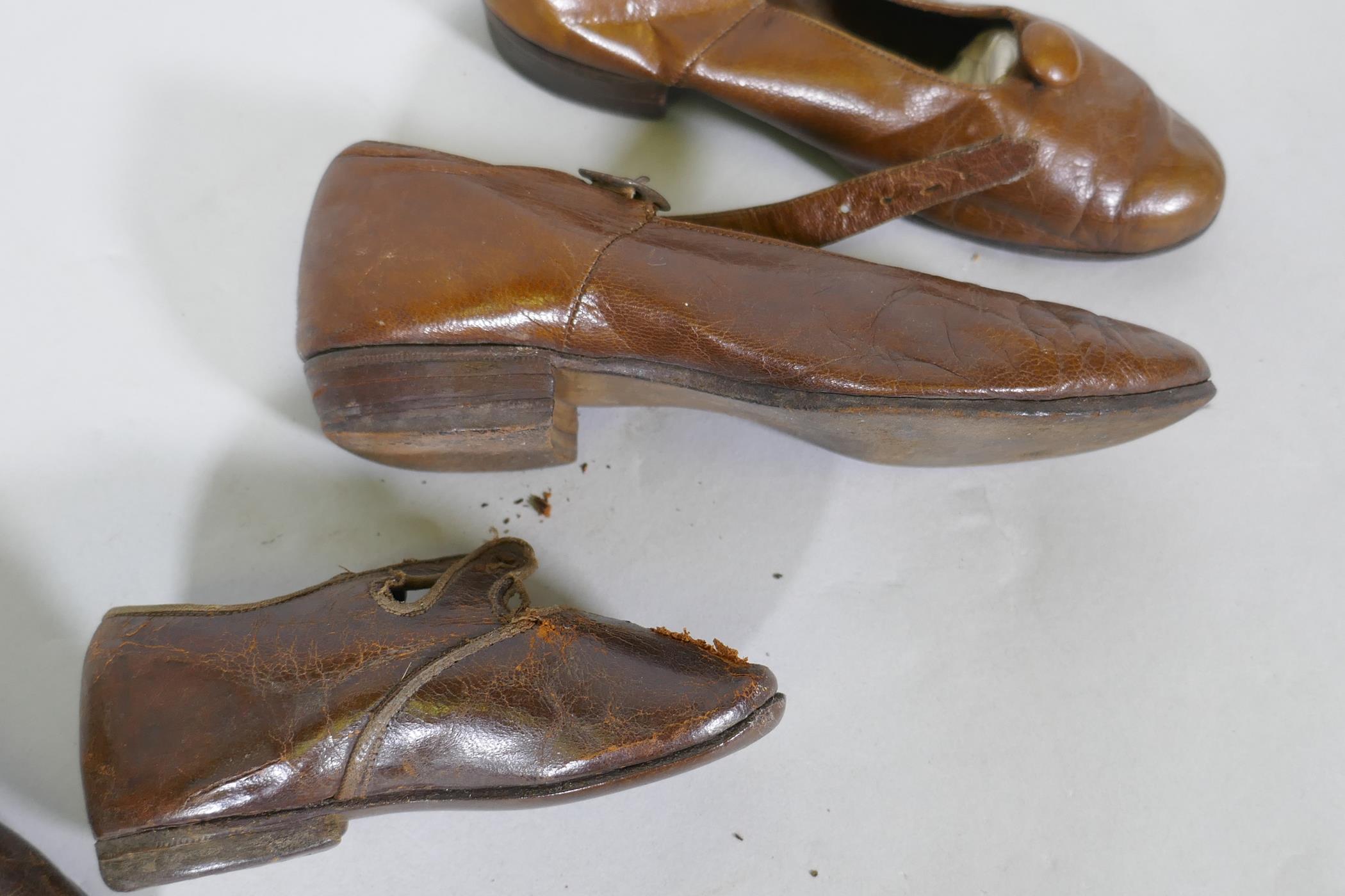 A pair of late C19th/early C20th child's leather shoes, 12cm long, and another pair larger - Image 3 of 3