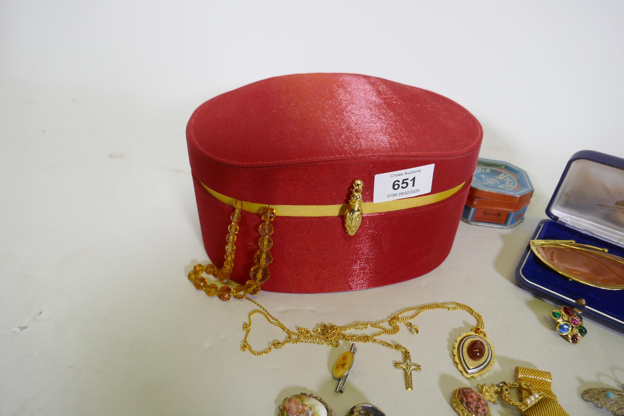 A quantity of costume jewellery in a Christian Dior presentation box, 21 x 16 x 11cm - Image 3 of 3