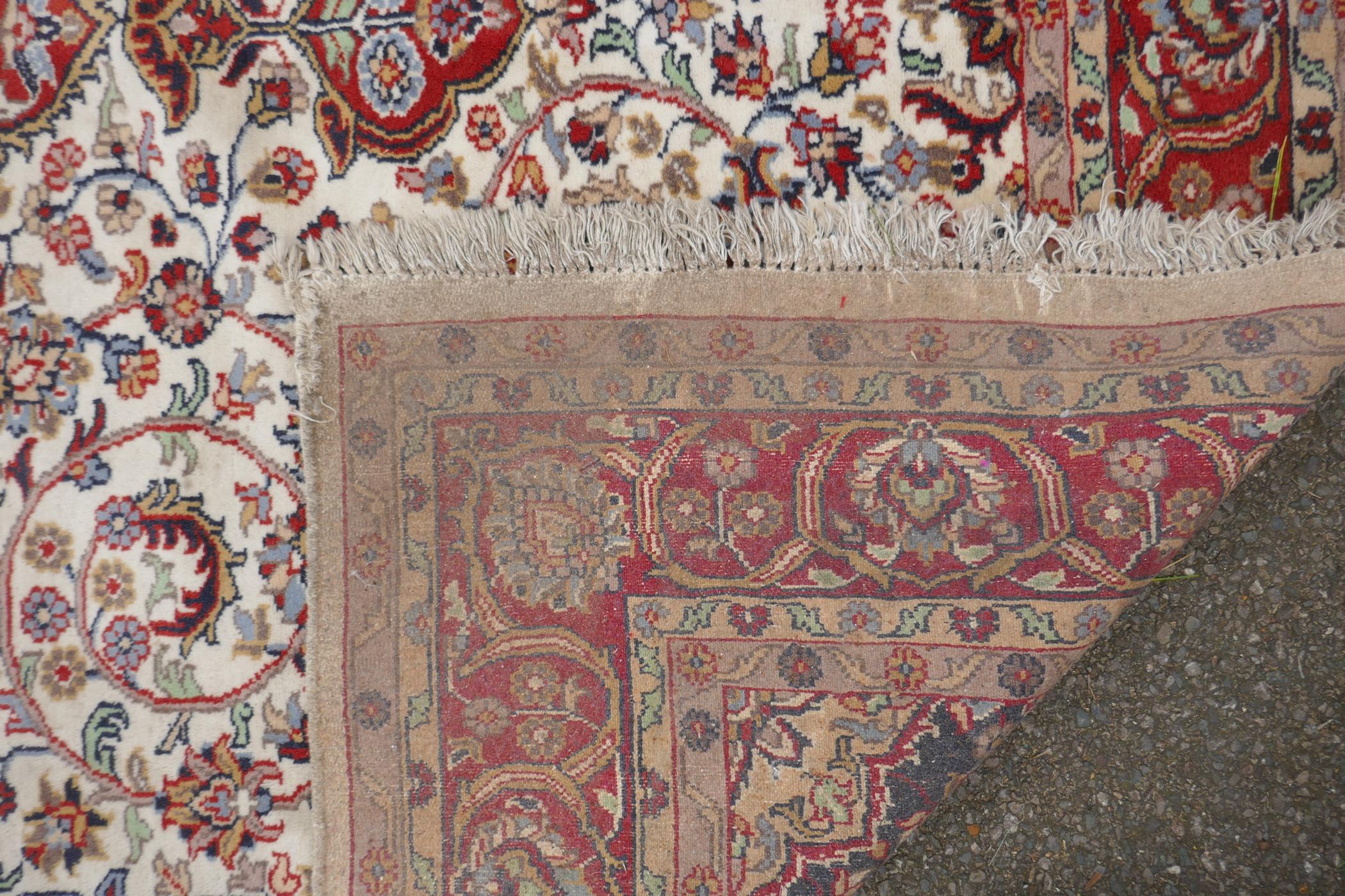 A Persian ivory ground wool Tabriz carpet with a floral medallion and red borders, 180 x 284cm - Image 5 of 6