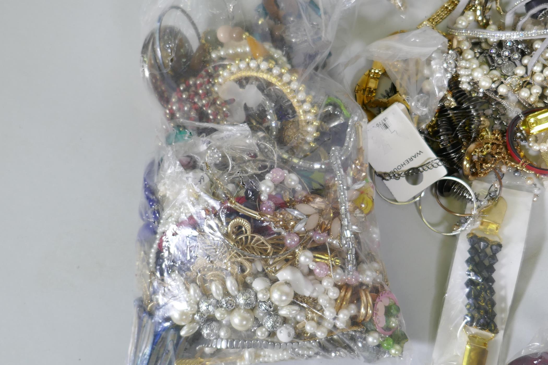 A quantity of costume jewellery - Image 4 of 5