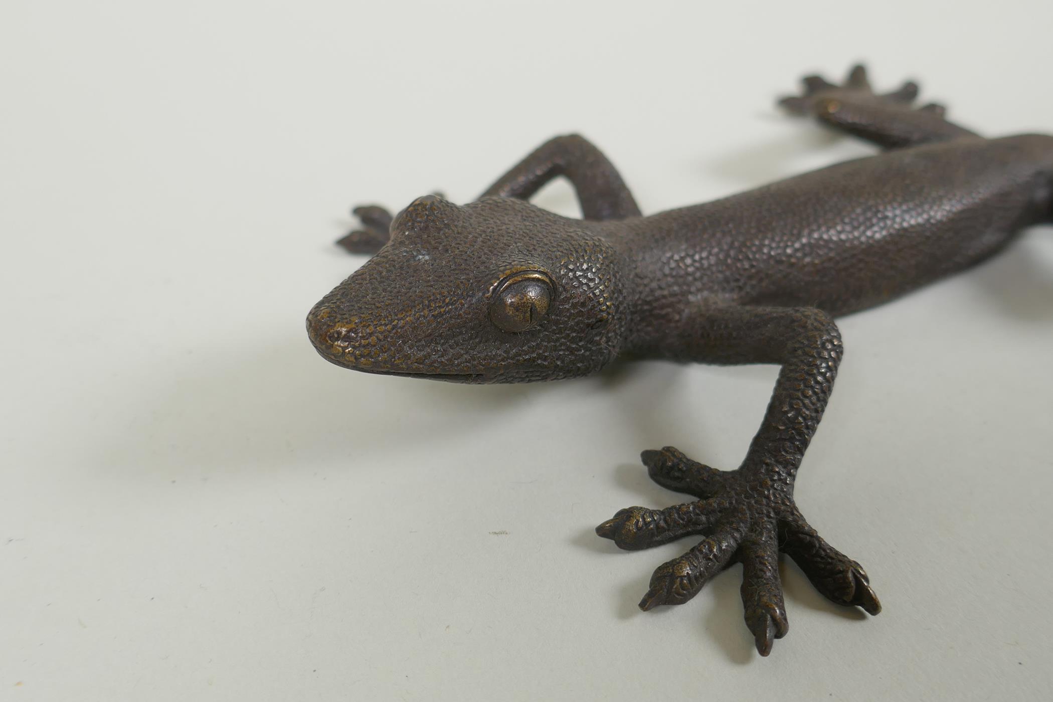 A bronze figure of a gekko, 28cm ong - Image 3 of 3