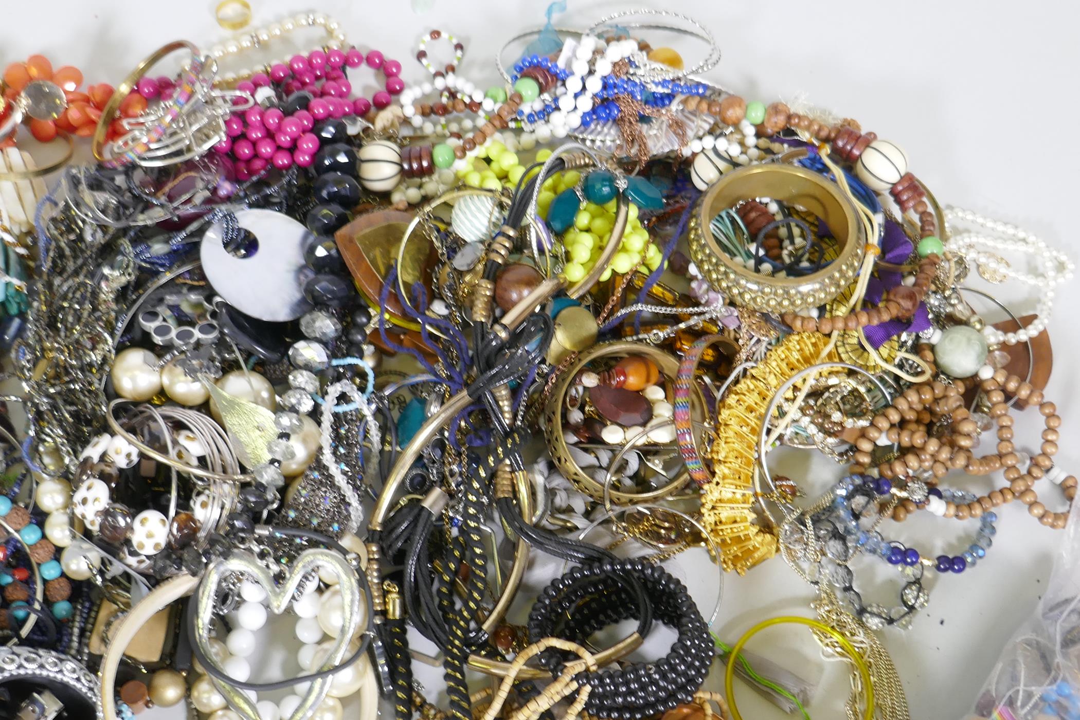 A quantity of costume jewellery - Image 2 of 5