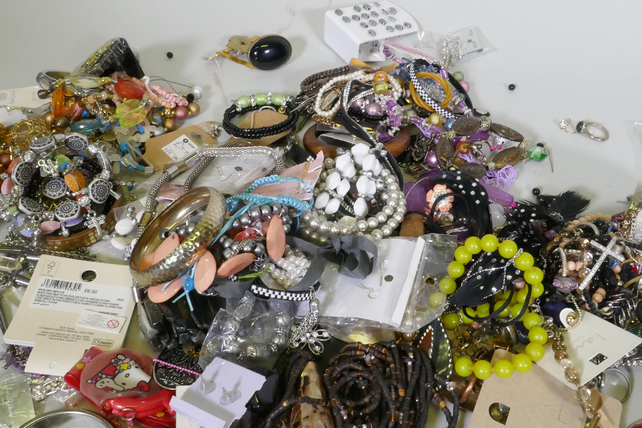 A quantity of costume jewellery, 22kg - Image 3 of 9