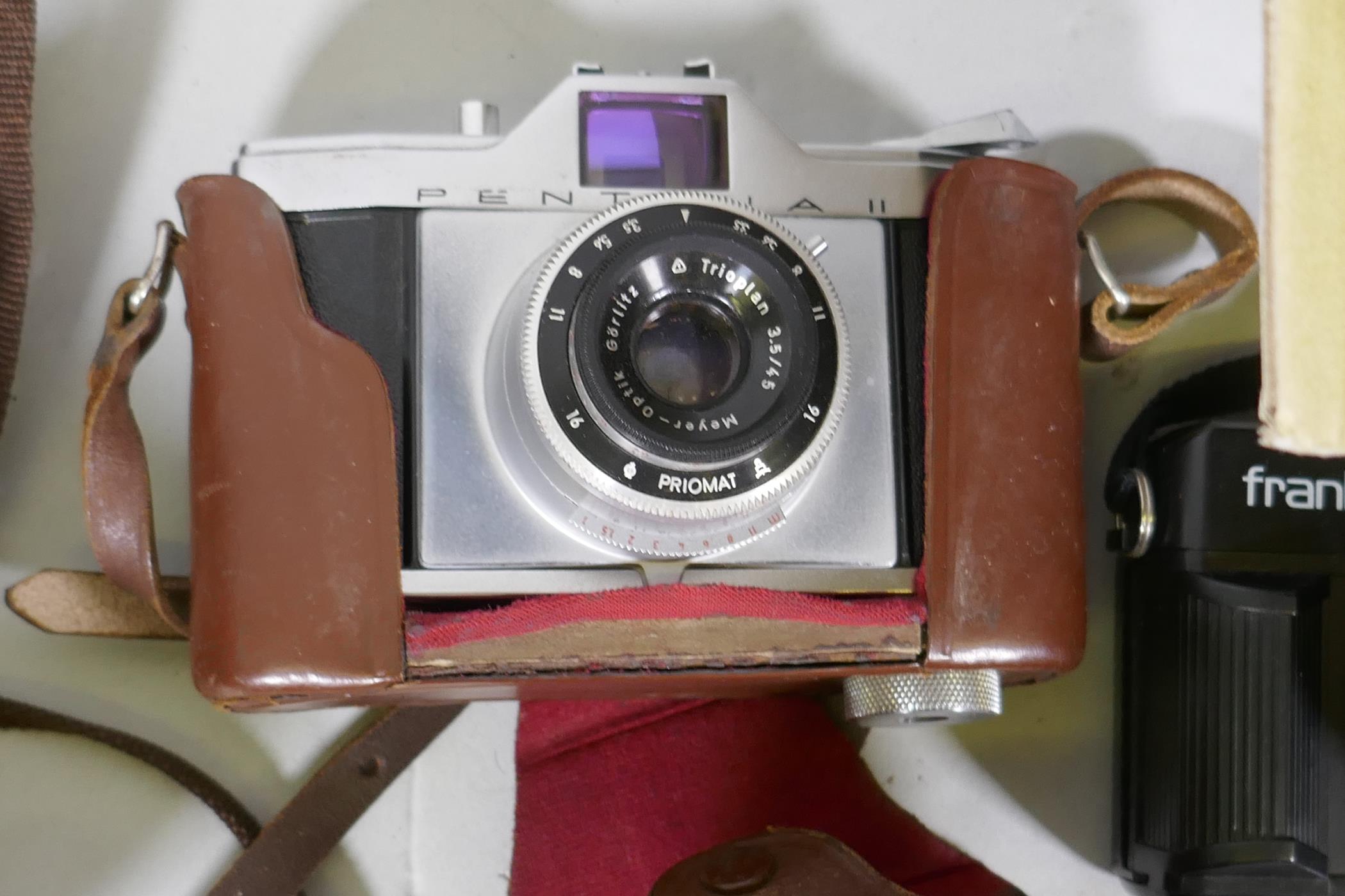 A collection of vintage 35mm cameras, Pentax, Kodak Pony 135, Olympus Pen, flashlights, video - Image 9 of 13