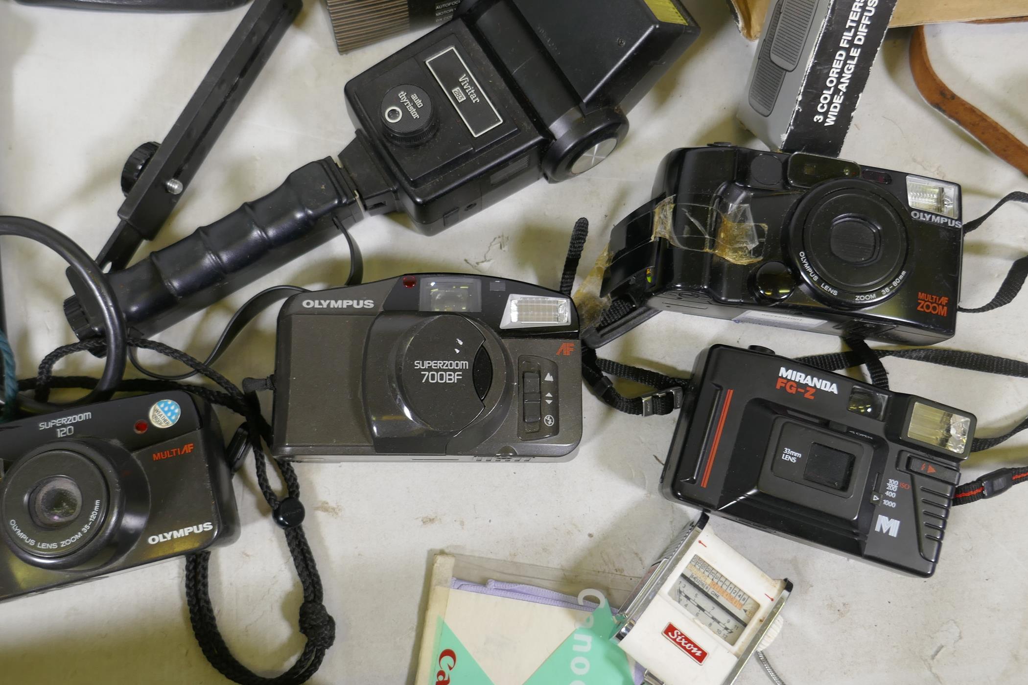 A collection of vintage 35mm cameras, Pentax, Kodak Pony 135, Olympus Pen, flashlights, video - Image 5 of 13