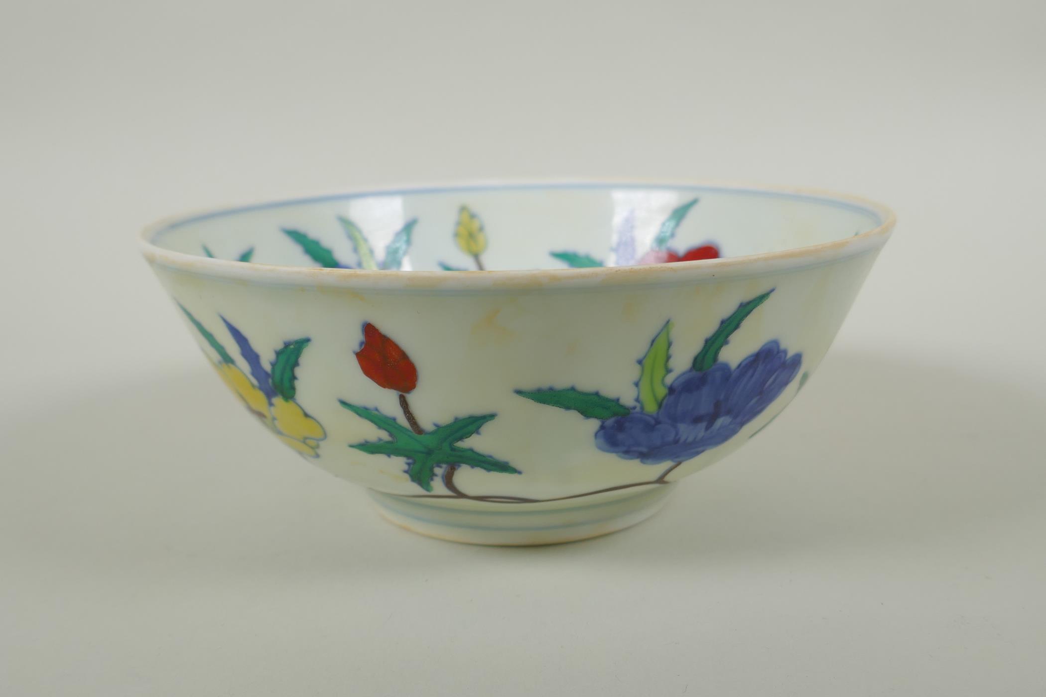 A Chinese Wucai porcelain bowl with floral decoration, Chenghua 6 character mark to base, 19cm - Image 4 of 7