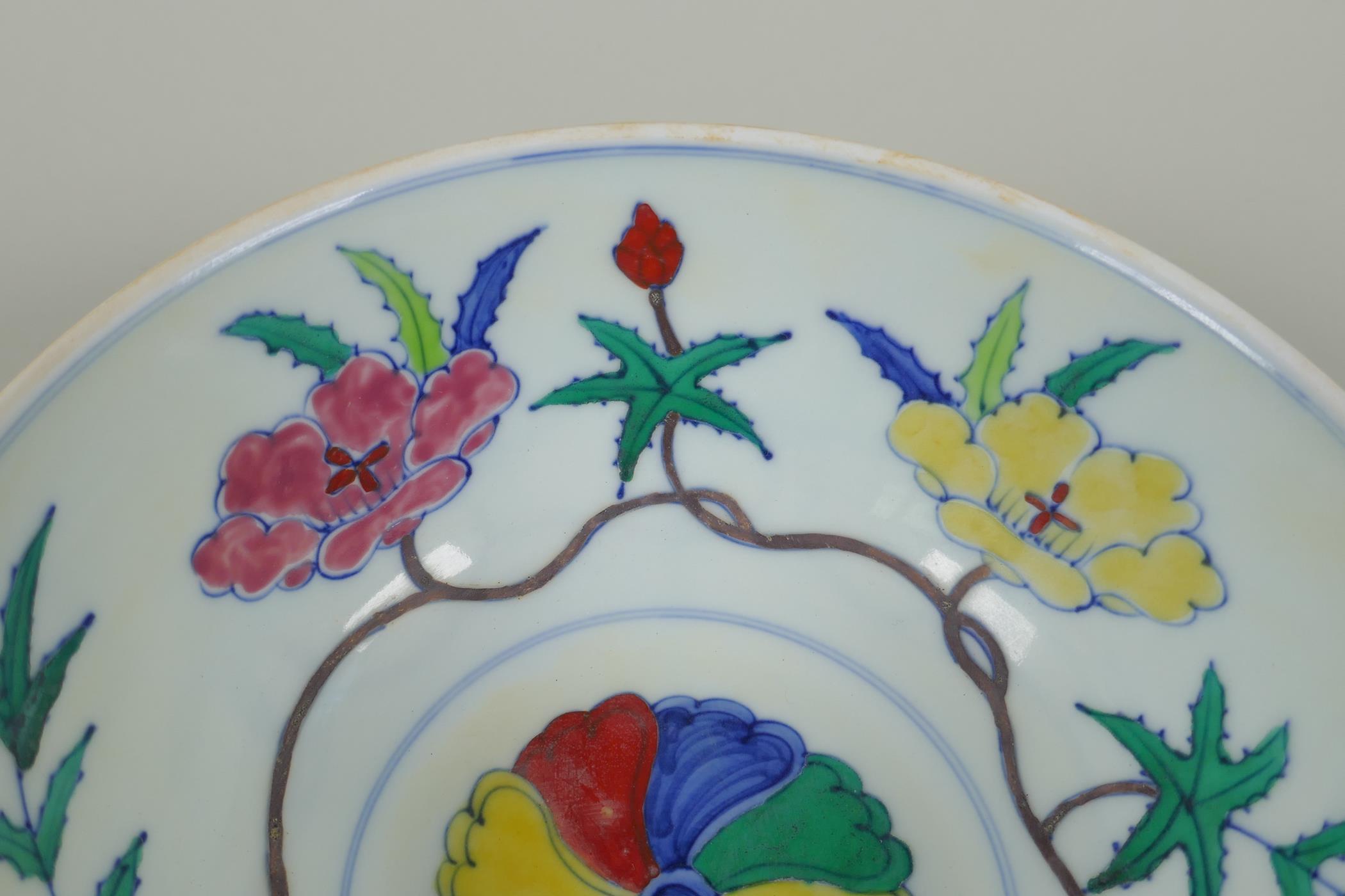 A Chinese Wucai porcelain bowl with floral decoration, Chenghua 6 character mark to base, 19cm - Image 3 of 7