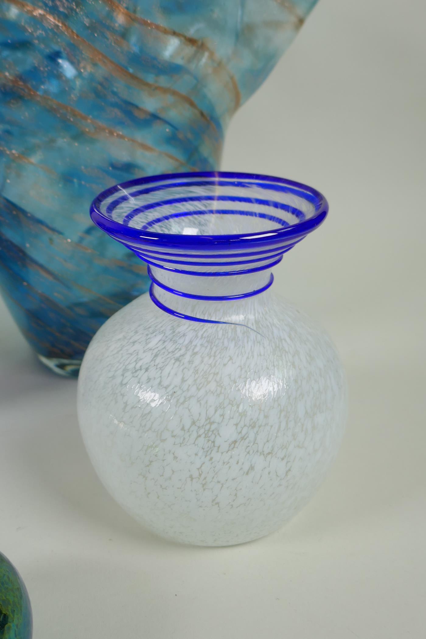 A quantity of assorted art glass ware to include a Murano handkerchief vase, a blue lustre atomiser, - Image 4 of 8
