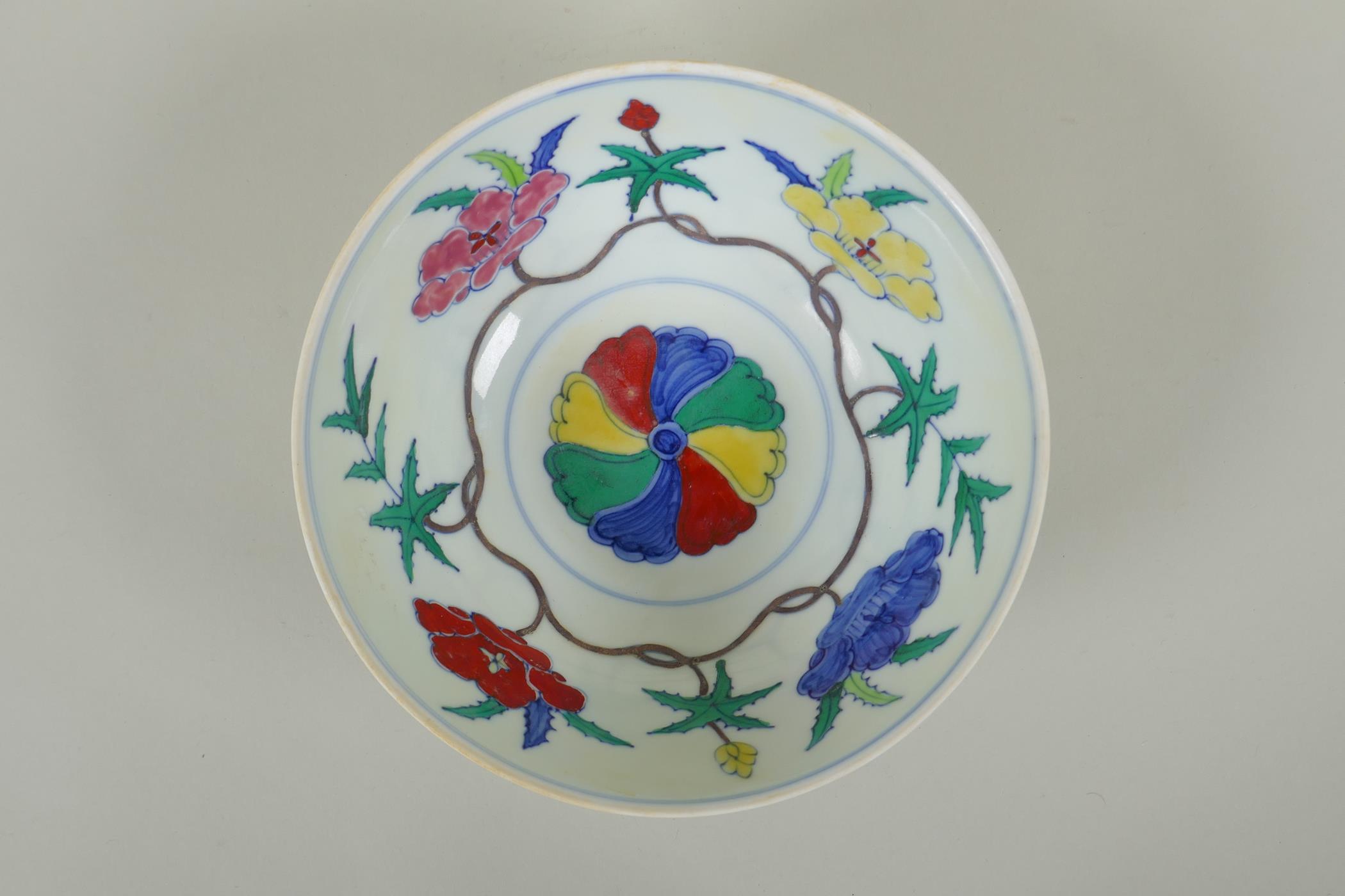 A Chinese Wucai porcelain bowl with floral decoration, Chenghua 6 character mark to base, 19cm - Image 2 of 7