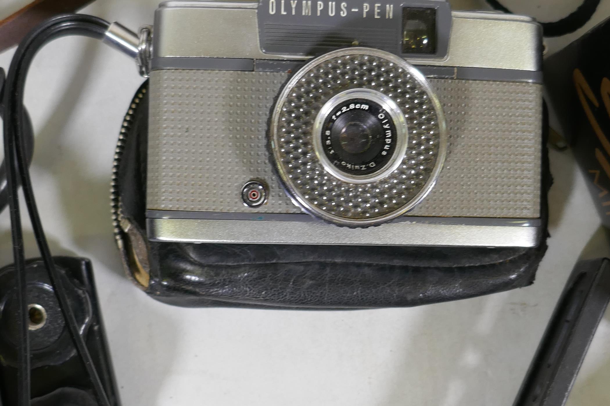 A collection of vintage 35mm cameras, Pentax, Kodak Pony 135, Olympus Pen, flashlights, video - Image 10 of 13