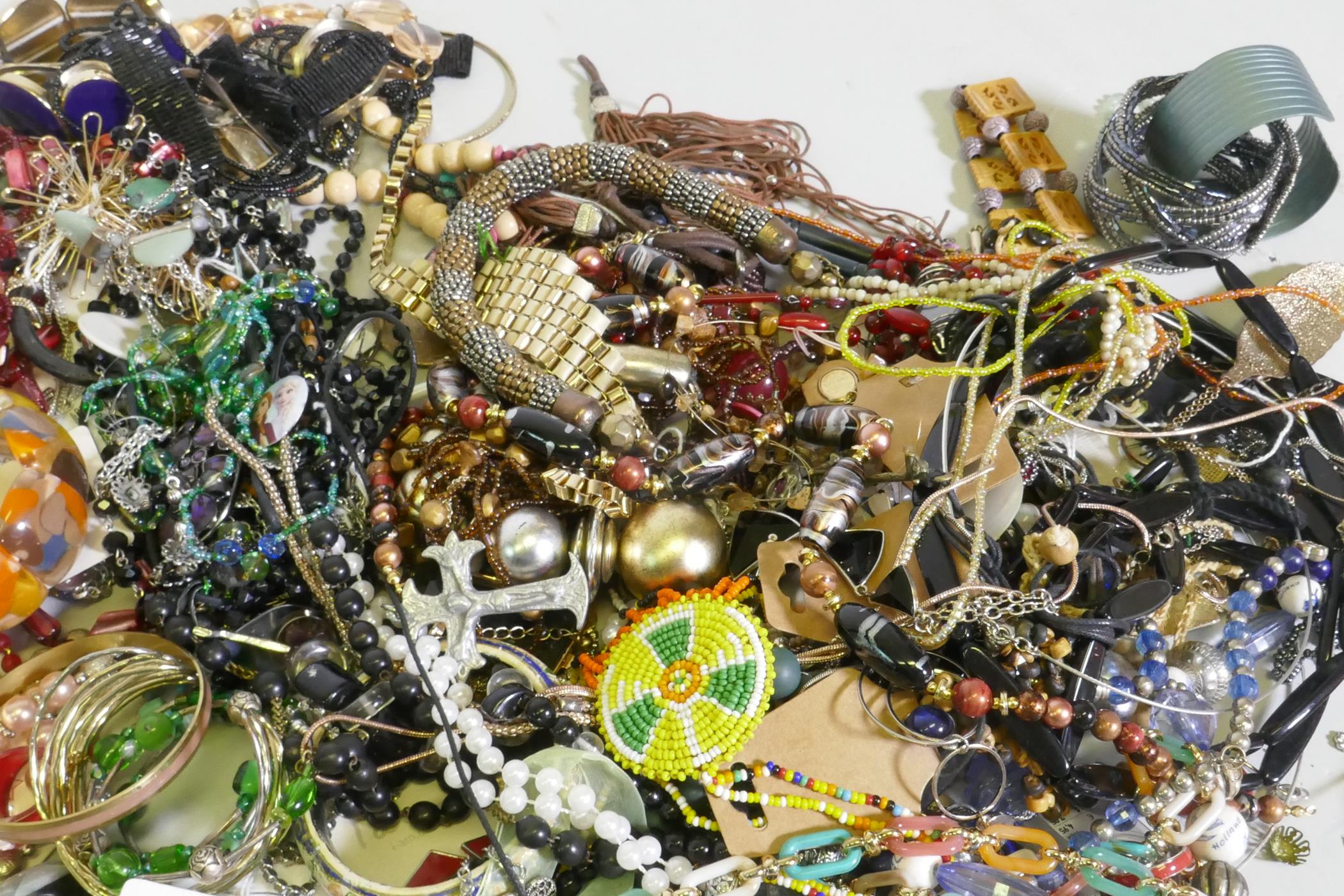 A quantity of costume jewellery, 22kg - Image 6 of 9