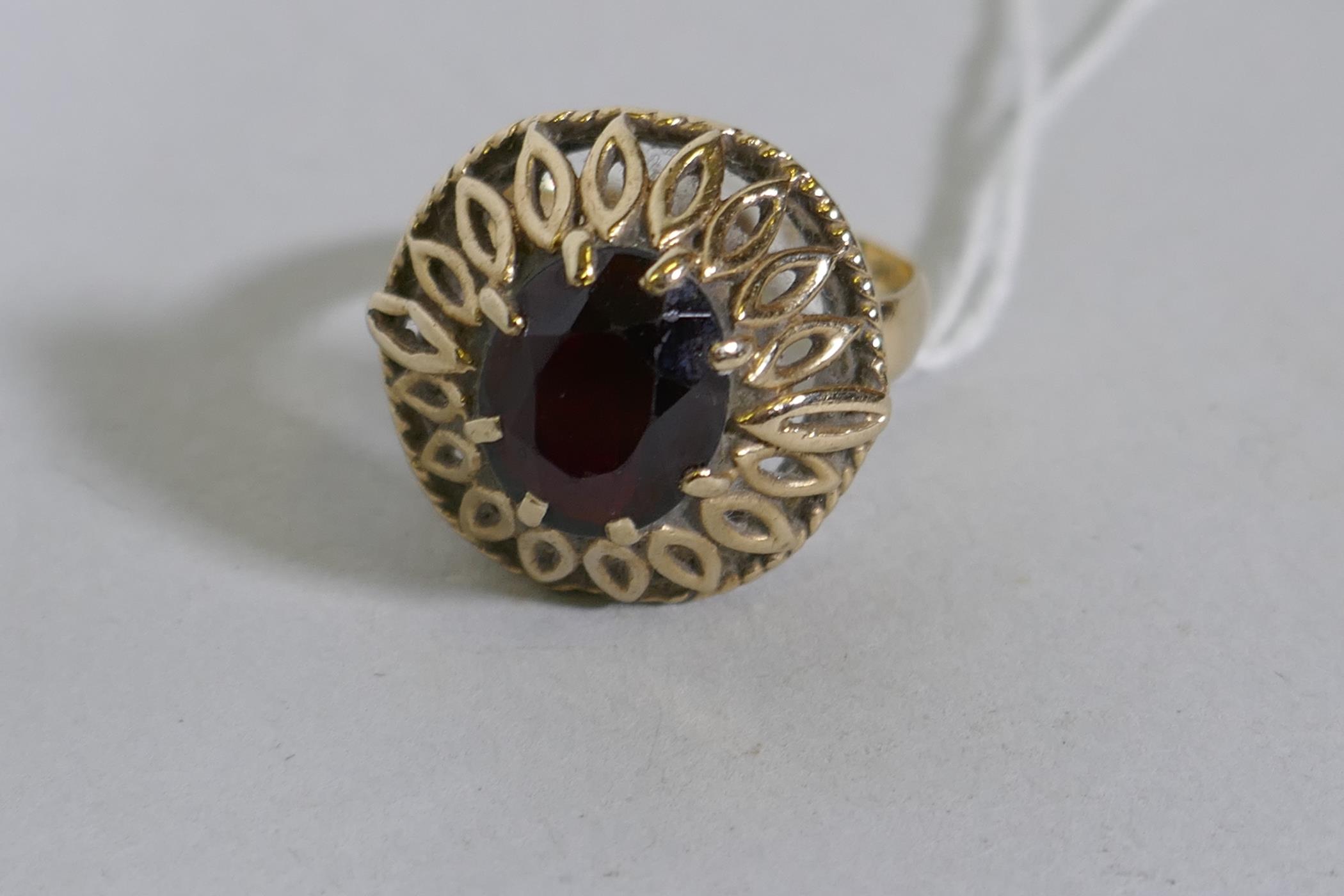 A vintage 9ct yellow gold dress ring set with an amethyst, 4.36g gross, size O - Bild 2 aus 3