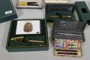 A vintage Conway Stewart Dinkie 540 fountain pen and matching propelling pencil, in original case,