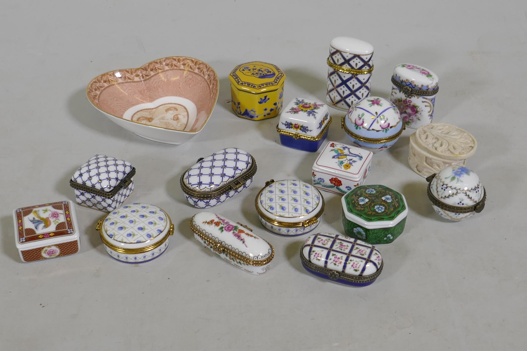 A collection of Del Prado and other porcelain pill and patch boxes, and a Wedgwood dish