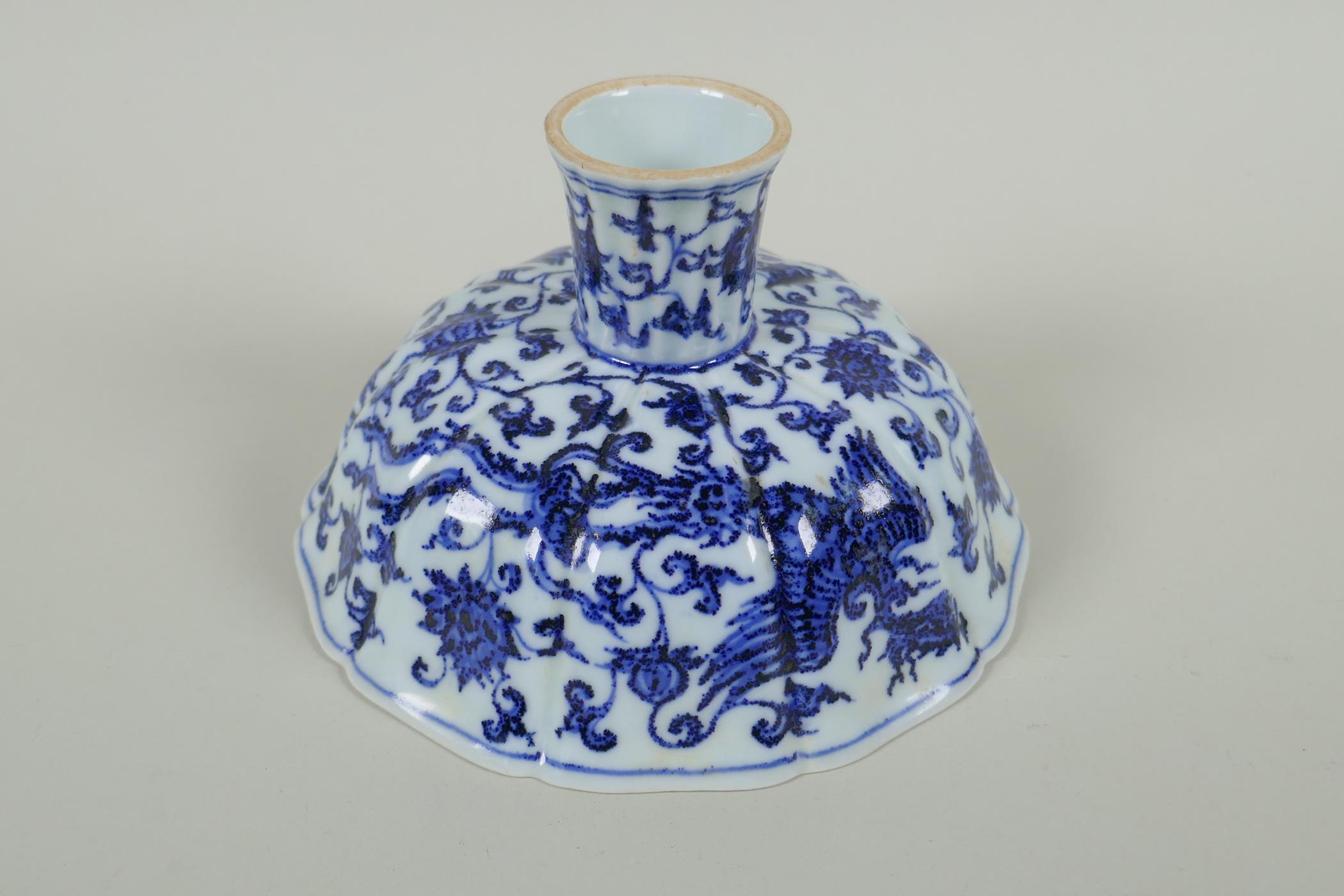 A Chinese blue and white porcelain stem bowl with lobed rim, decorated with phoenix and lotus - Image 5 of 5