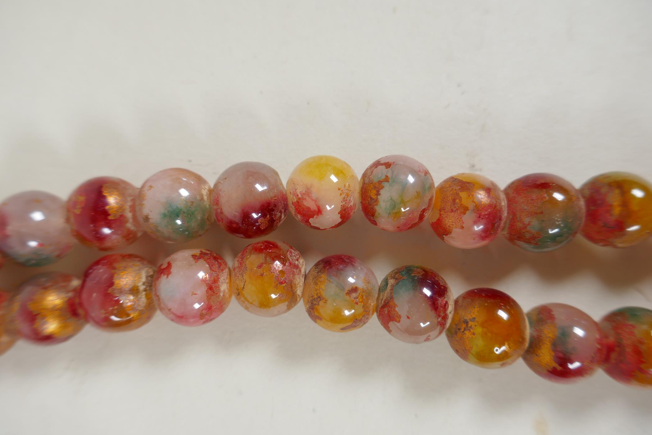 A string of multicolour hardstone/jade mala beads with the remnants of gilt lustre, 122cm long - Image 5 of 6