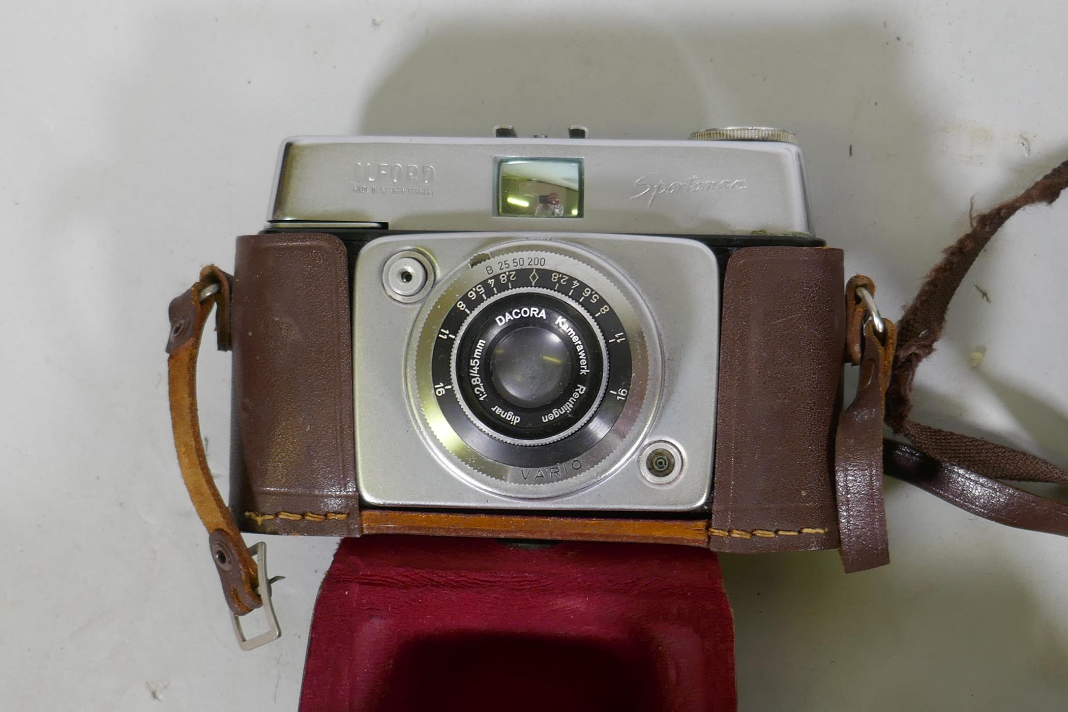 A collection of vintage 35mm cameras, Pentax, Kodak Pony 135, Olympus Pen, flashlights, video - Image 6 of 13