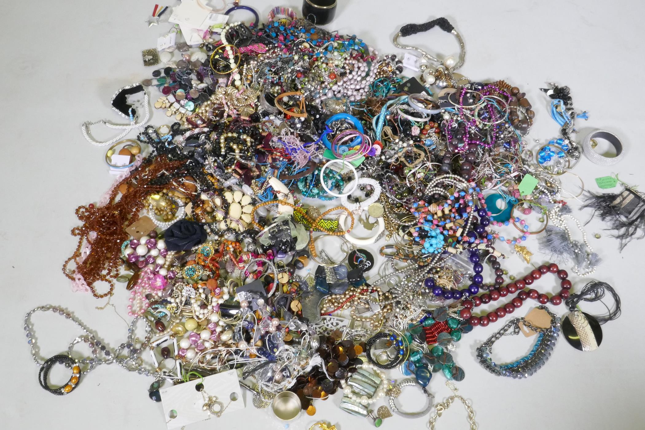 A quantity of costume jewellery, 22kg - Image 7 of 9