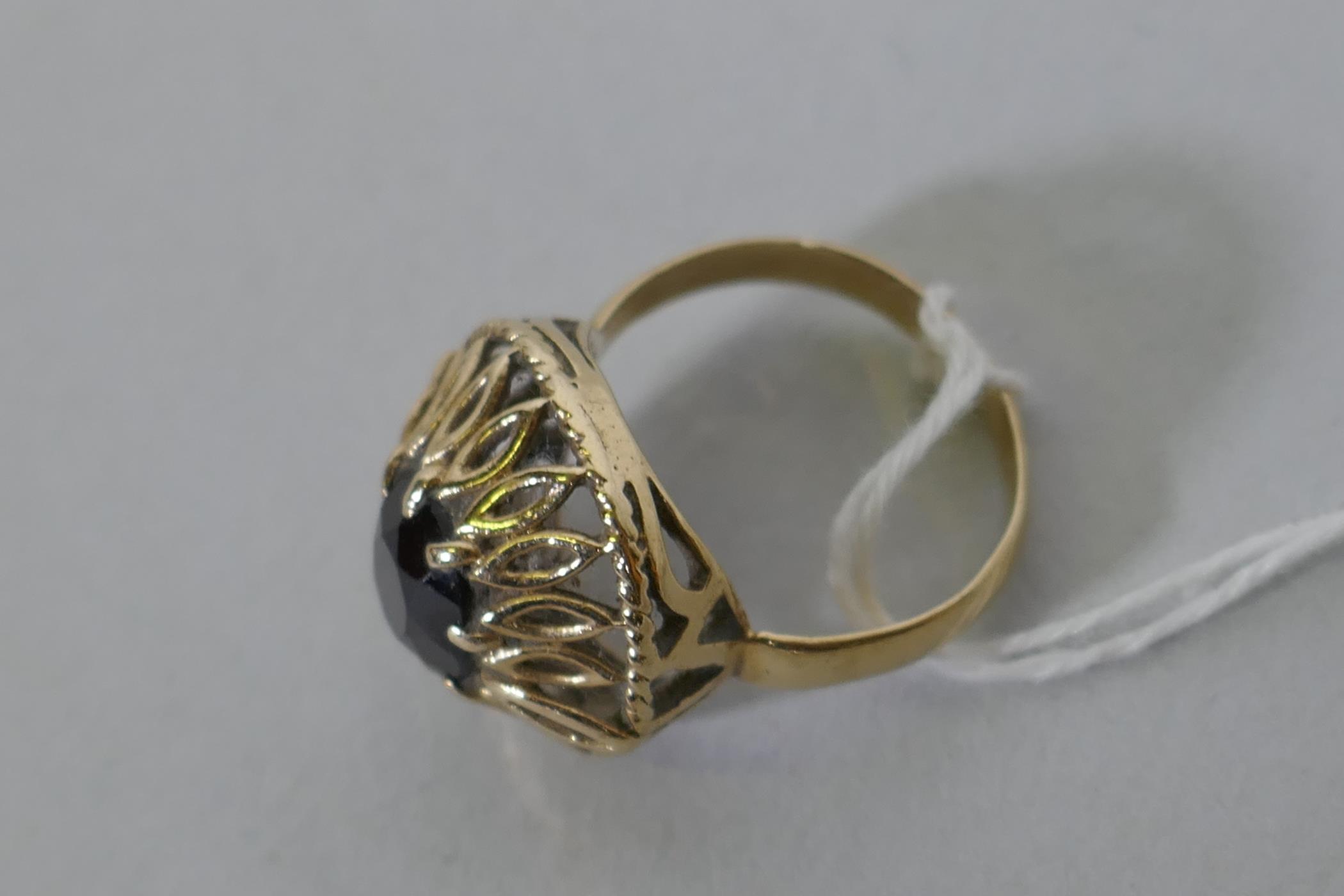 A vintage 9ct yellow gold dress ring set with an amethyst, 4.36g gross, size O - Bild 3 aus 3