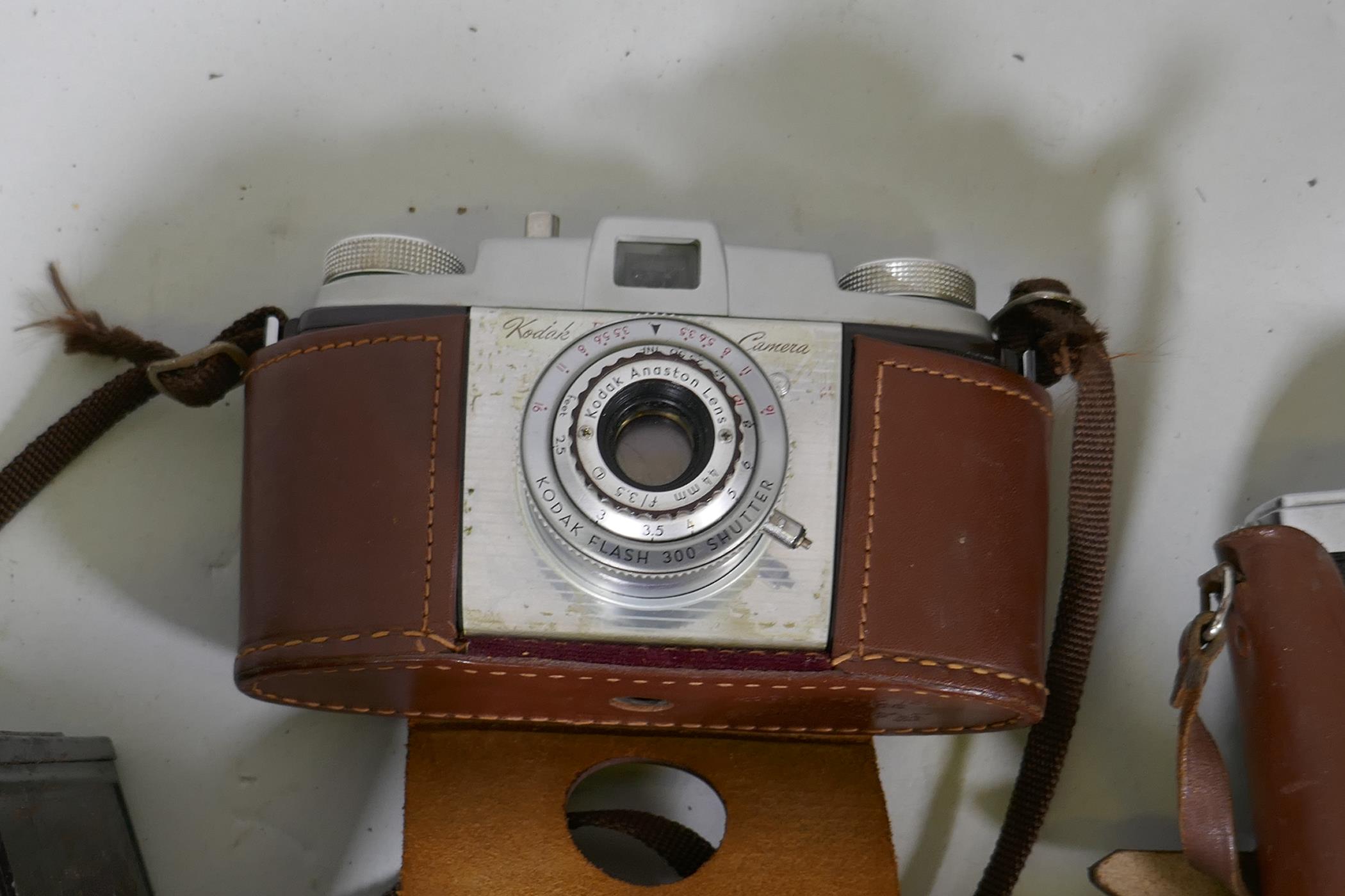 A collection of vintage 35mm cameras, Pentax, Kodak Pony 135, Olympus Pen, flashlights, video - Image 7 of 13