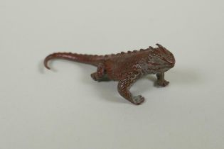 A Japanese style bronze okimono horned lizard, 7cm long