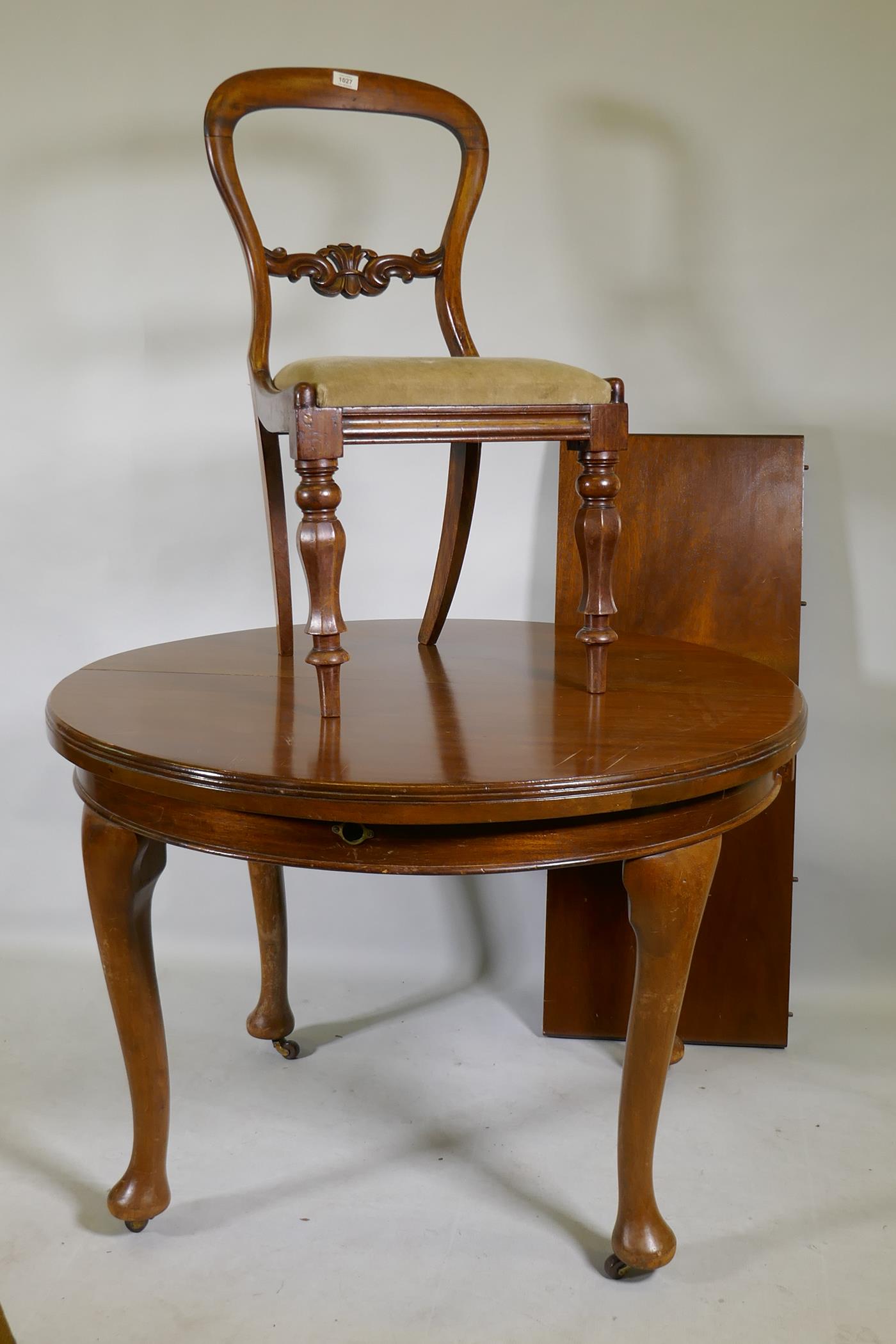 A mahogany wind out dining table, 109cm diameter, with extra leaf, raised on cabriole supports,