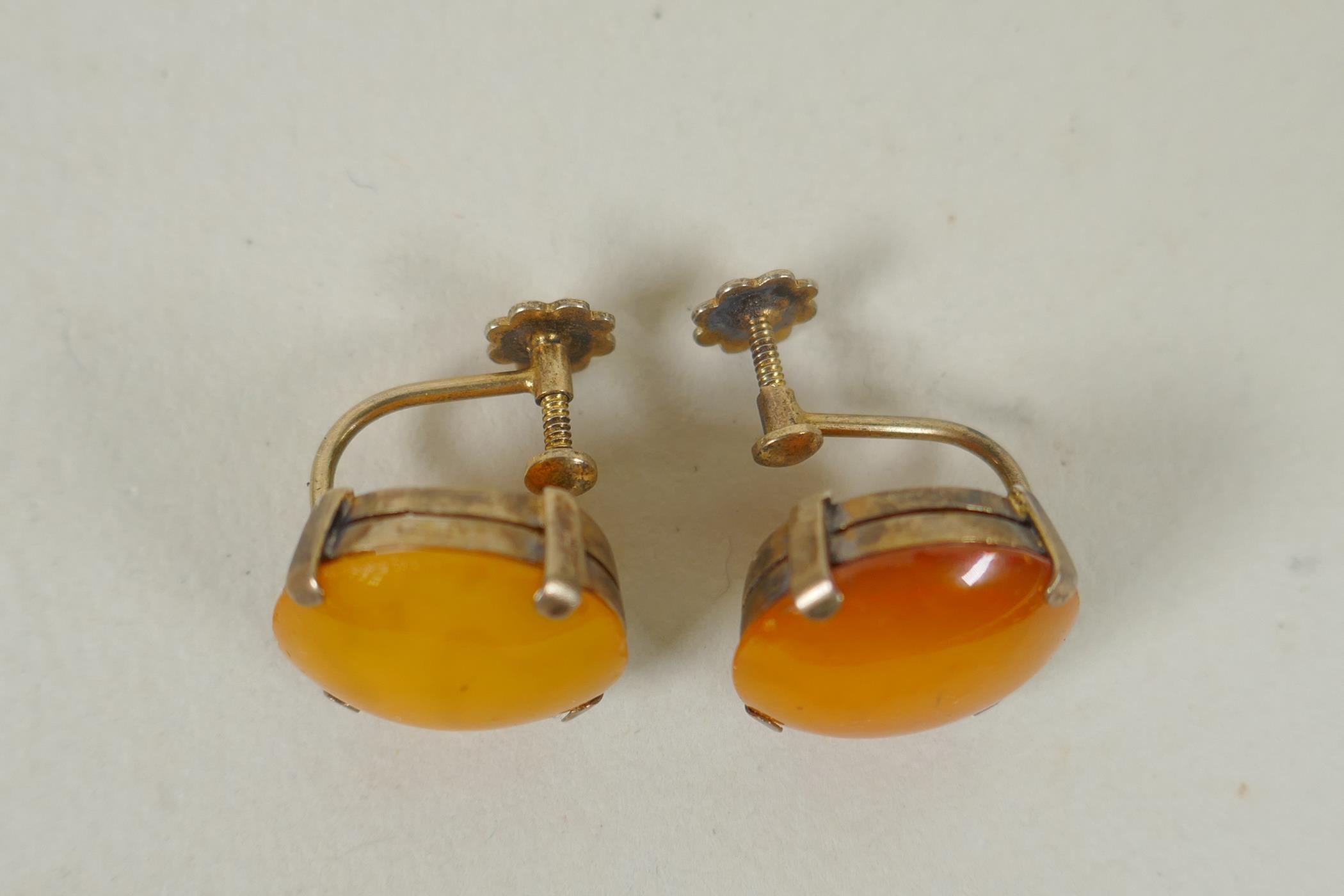 A vintage graduated butterscotch amber necklace and a pair of matching earrings with silver gilt - Image 7 of 9