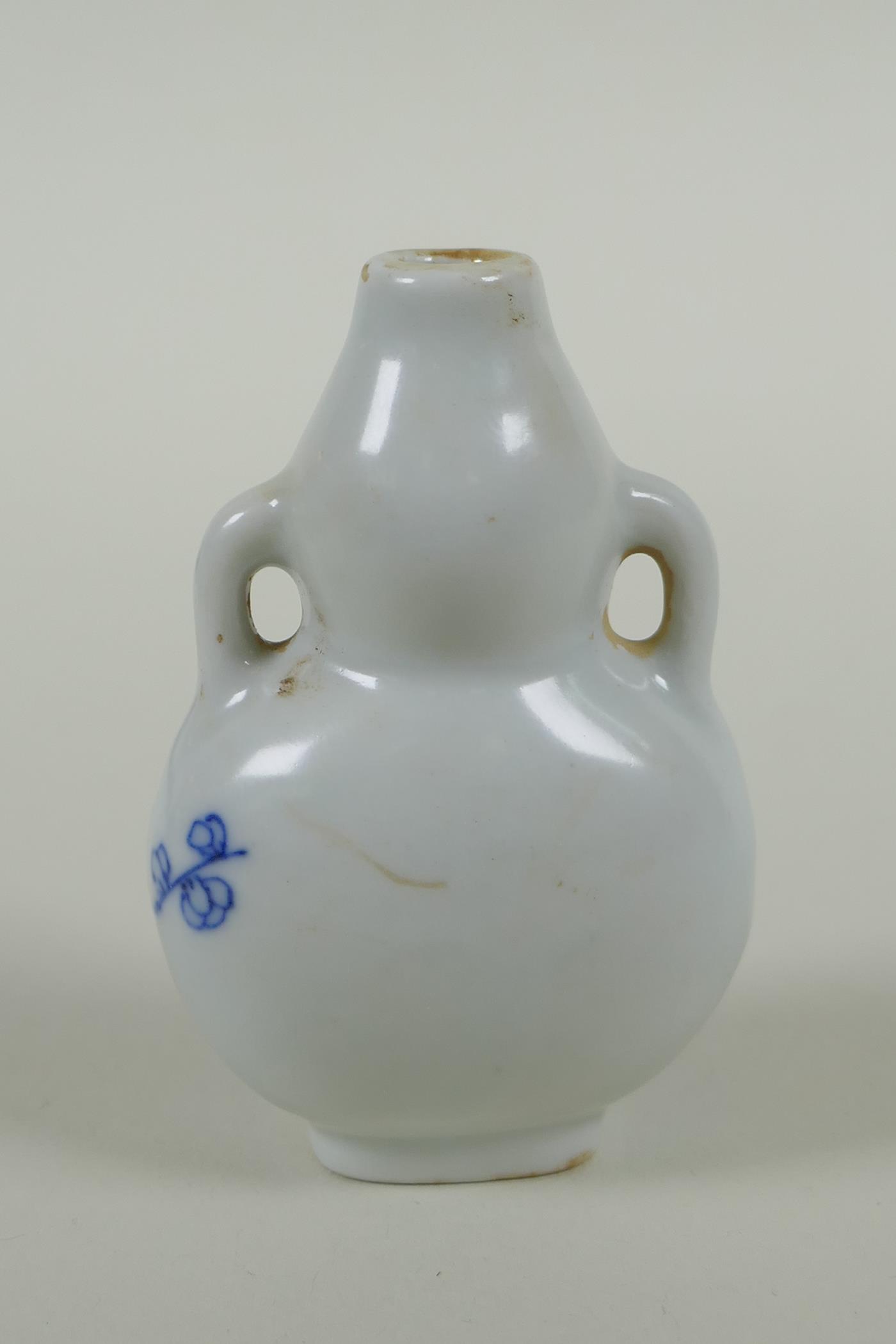 A Chinese blue and white porcelain double gourd two handled snuff bottle decorated with birds - Image 2 of 3