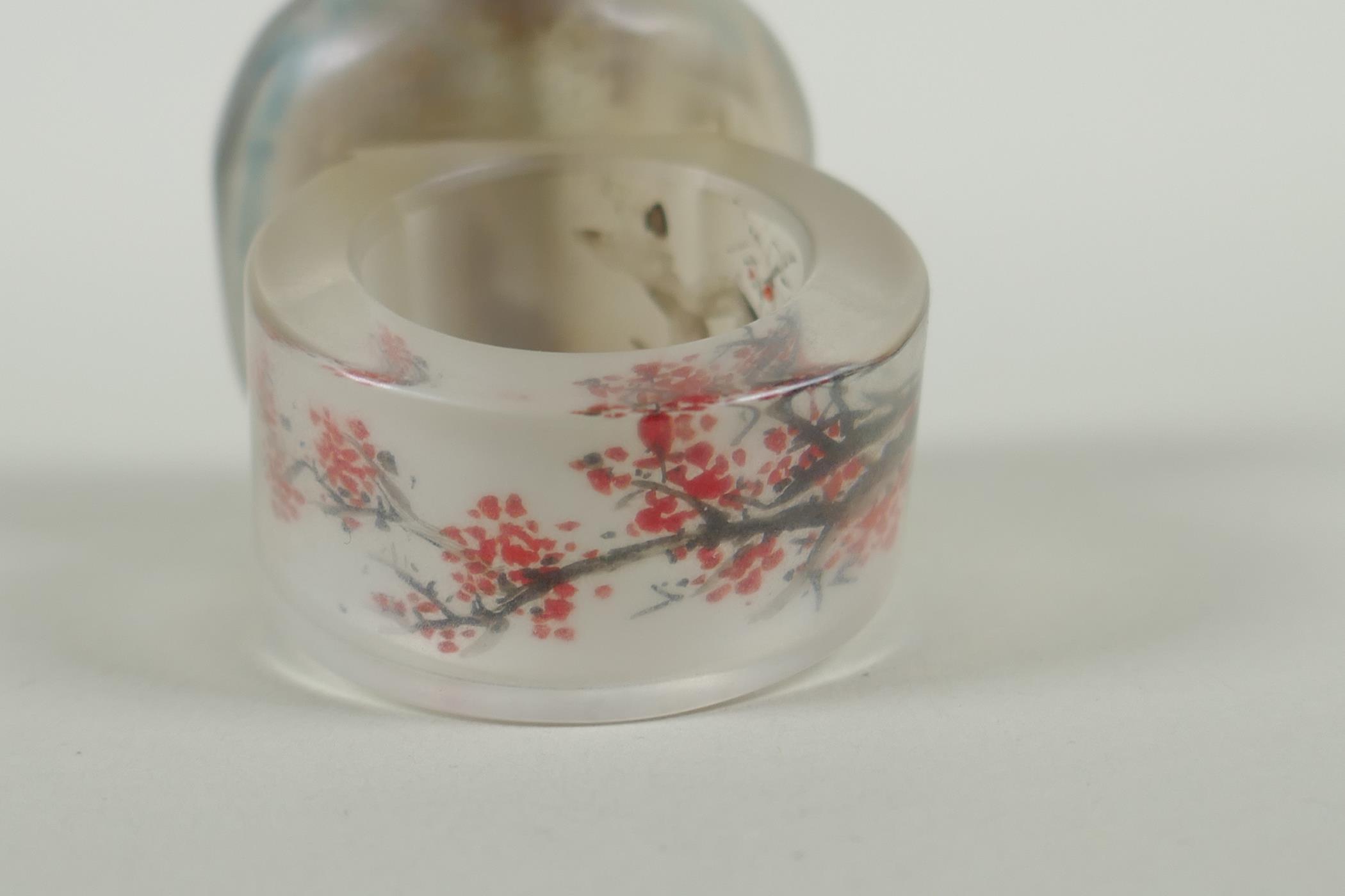 A Chinese reverse decorated glass snuff bottle on a ring, decorated with a green dragon and a red - Image 4 of 4