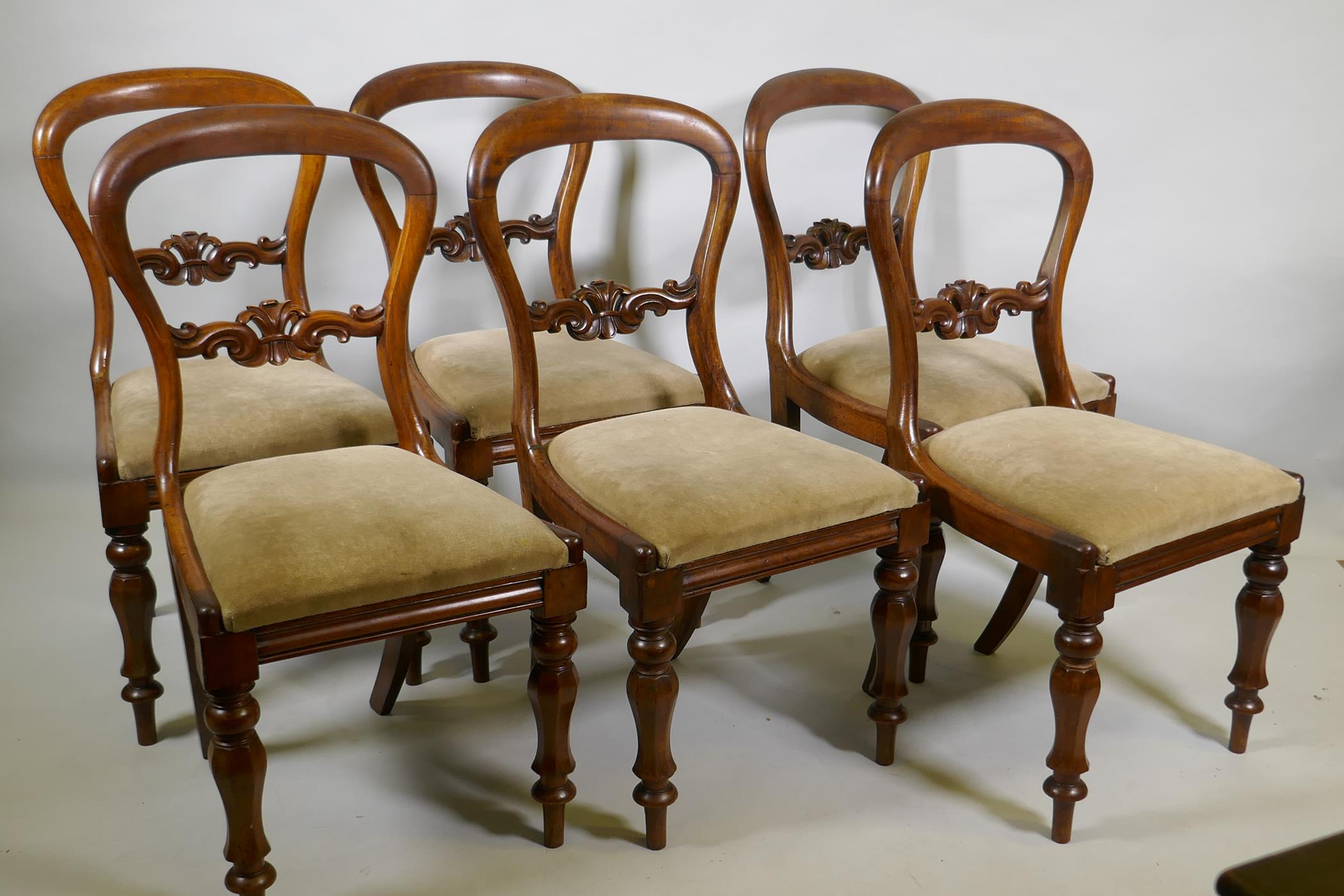 A mahogany wind out dining table, 109cm diameter, with extra leaf, raised on cabriole supports, - Image 3 of 5