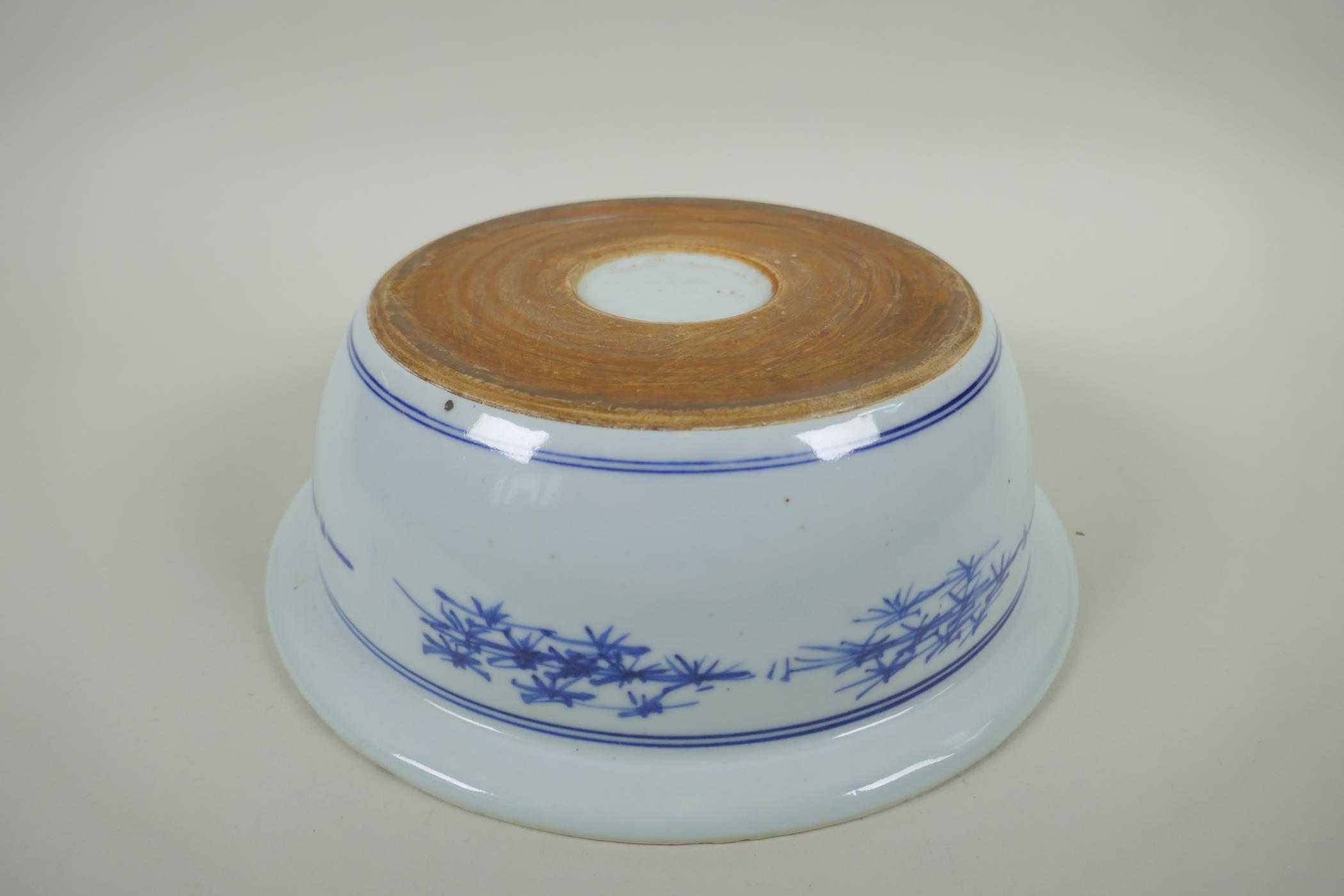 An early C20th Chinese blue and white porcelain steep sided bowl decorated with armed figures, - Image 5 of 5