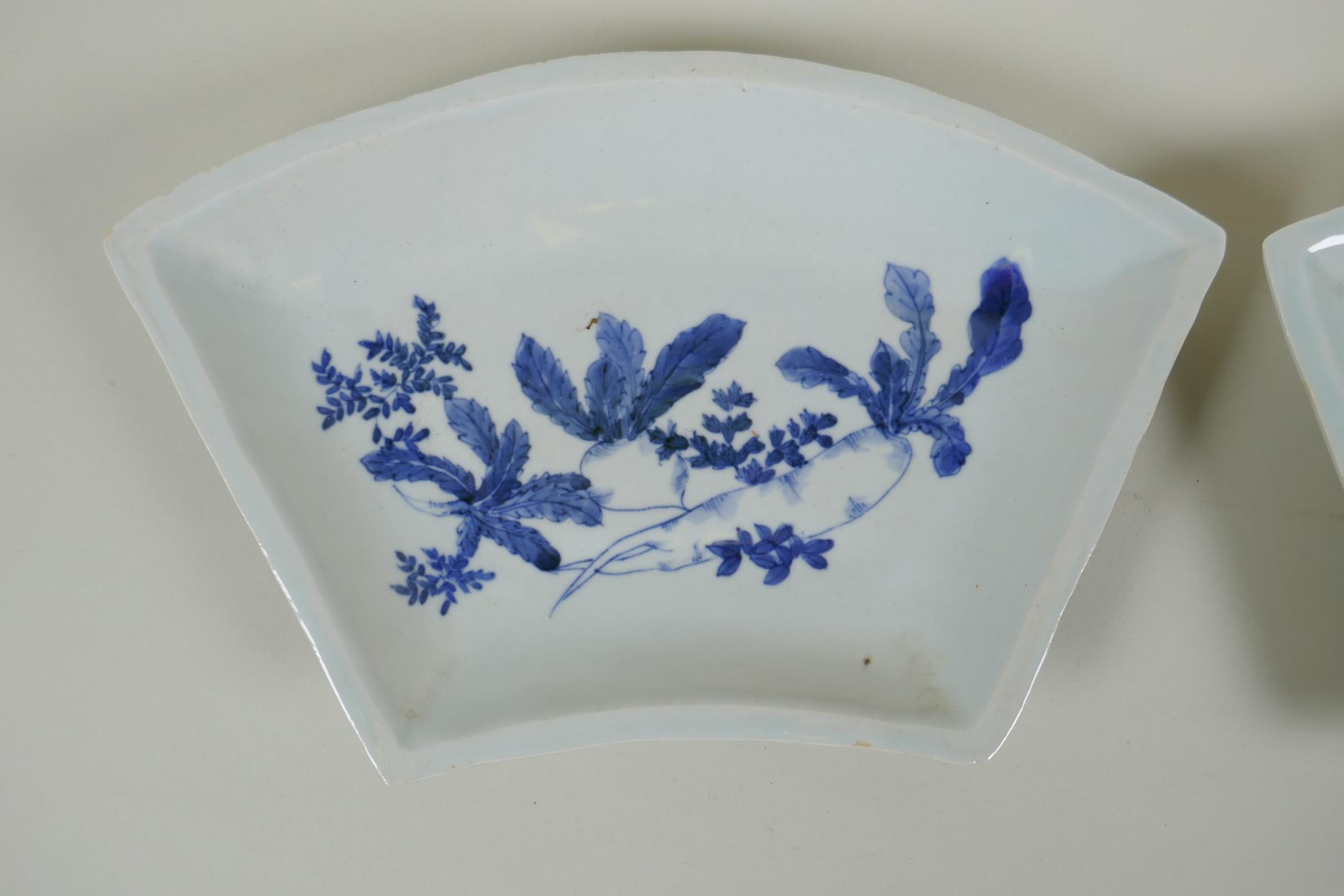 A pair of C19th Japanese blue and white porcelain fan shaped dishes decorated with root - Image 2 of 4