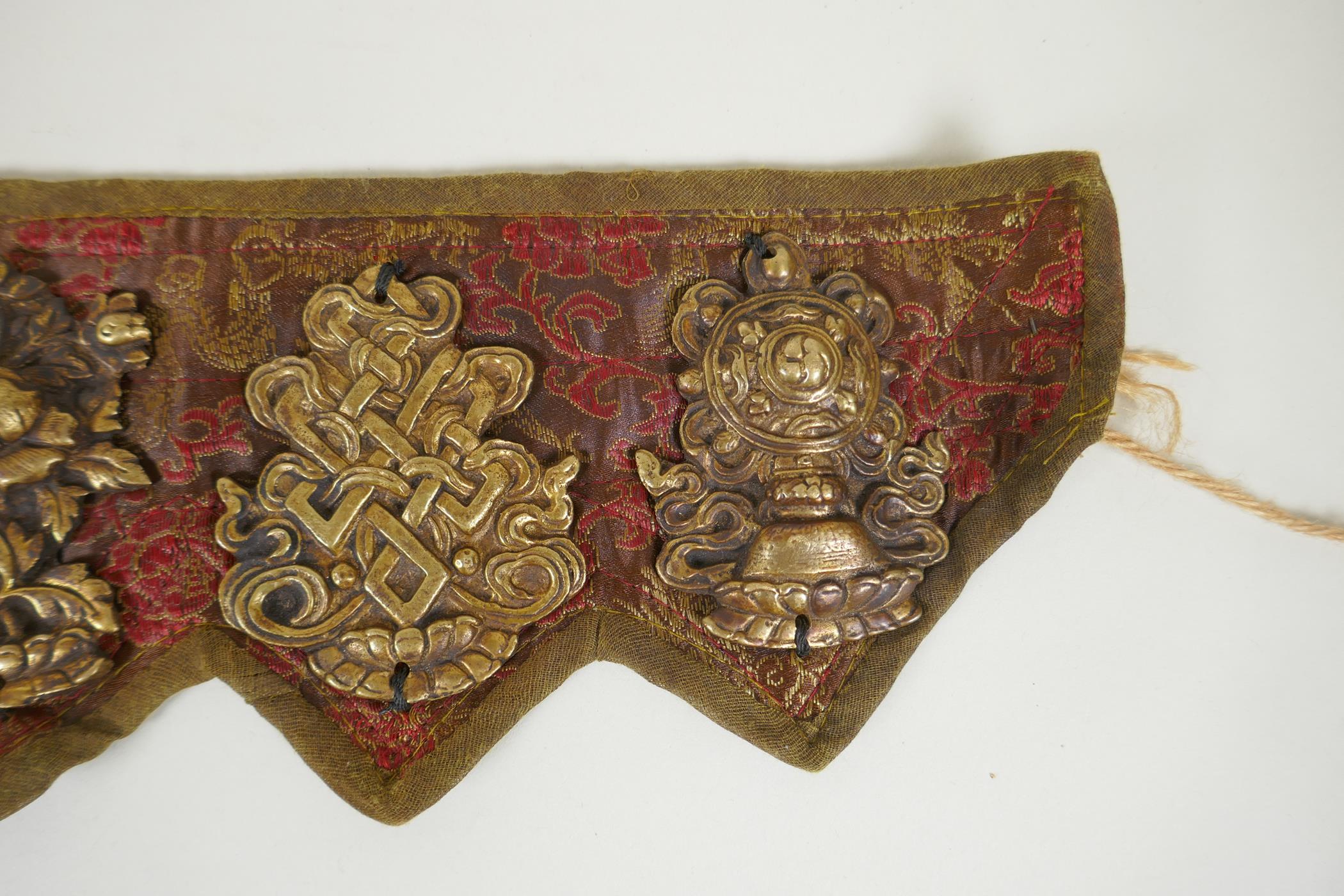 A Tibetan silk and linen belt with bronze mounts depicting the eight Buddhist treasures, 72cm long - Image 5 of 5
