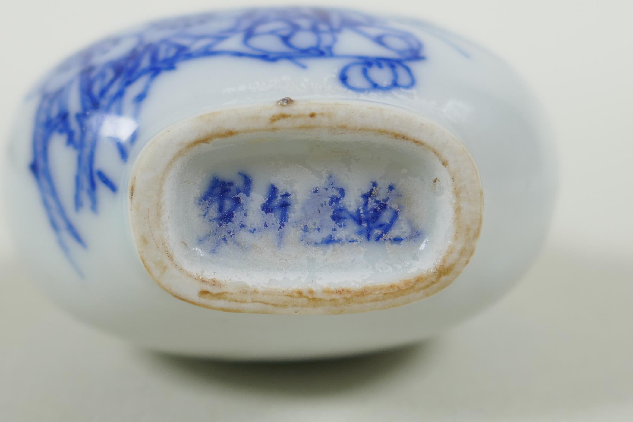 A Chinese blue and white porcelain double gourd two handled snuff bottle decorated with birds - Image 3 of 3